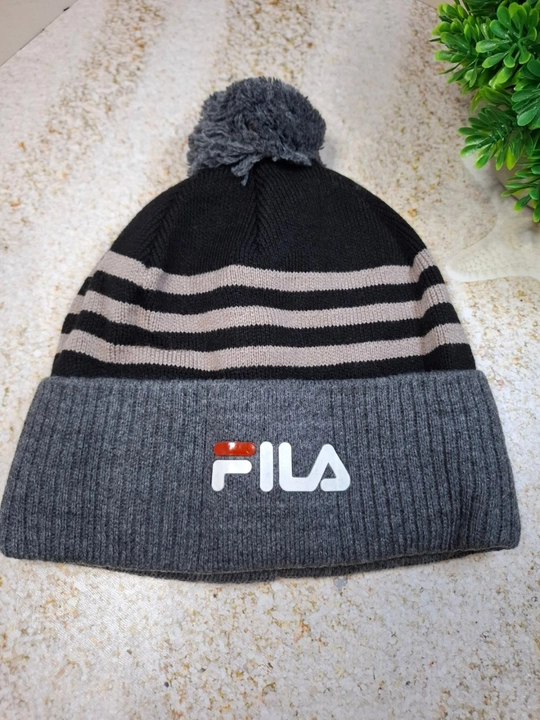 Erkaklar uchun uslubli qishki qalpoq — ichki tomoni flisli, pomponli, FILA