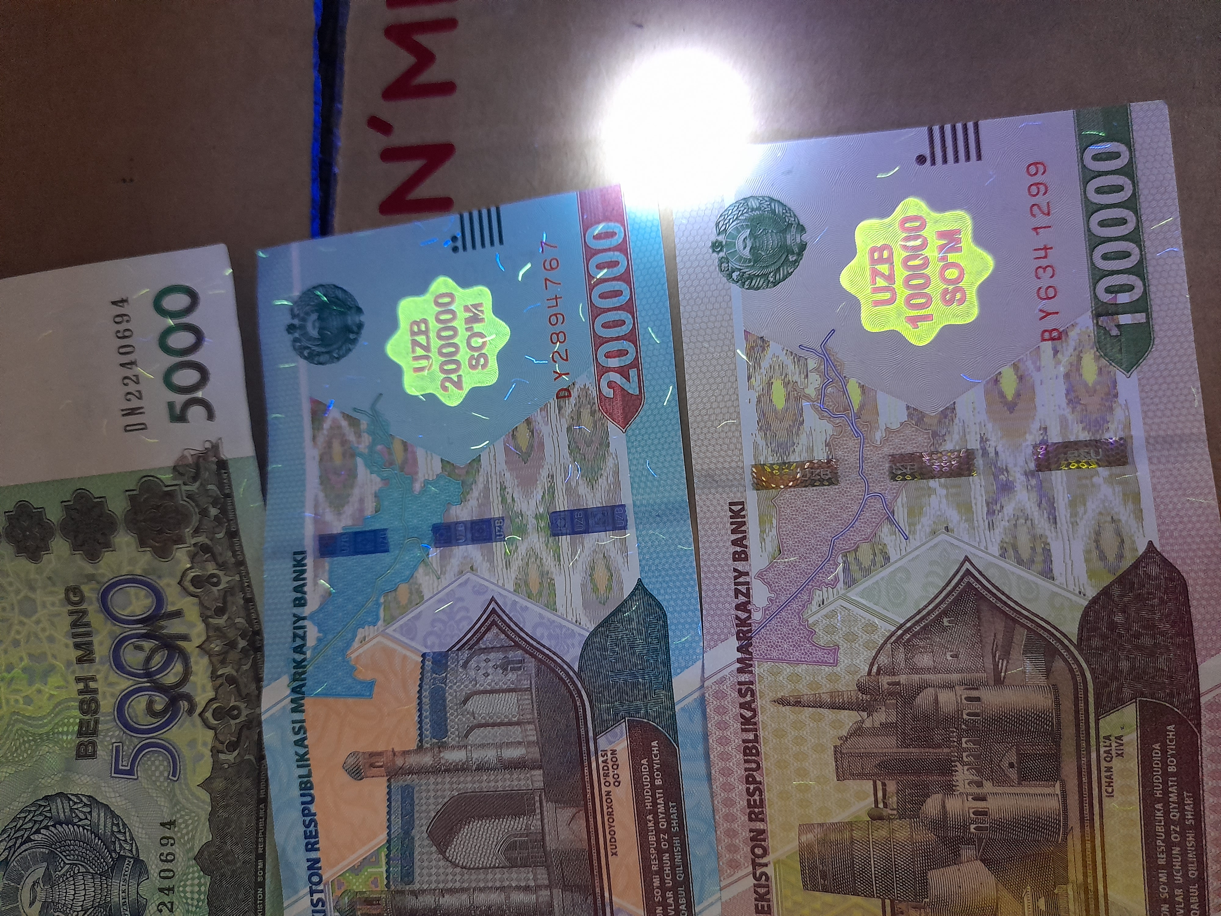 Ultrabinafsha fonar pul kupyurasini tekshirish uchun, tirnoq va lakni quritish, zaryadkali