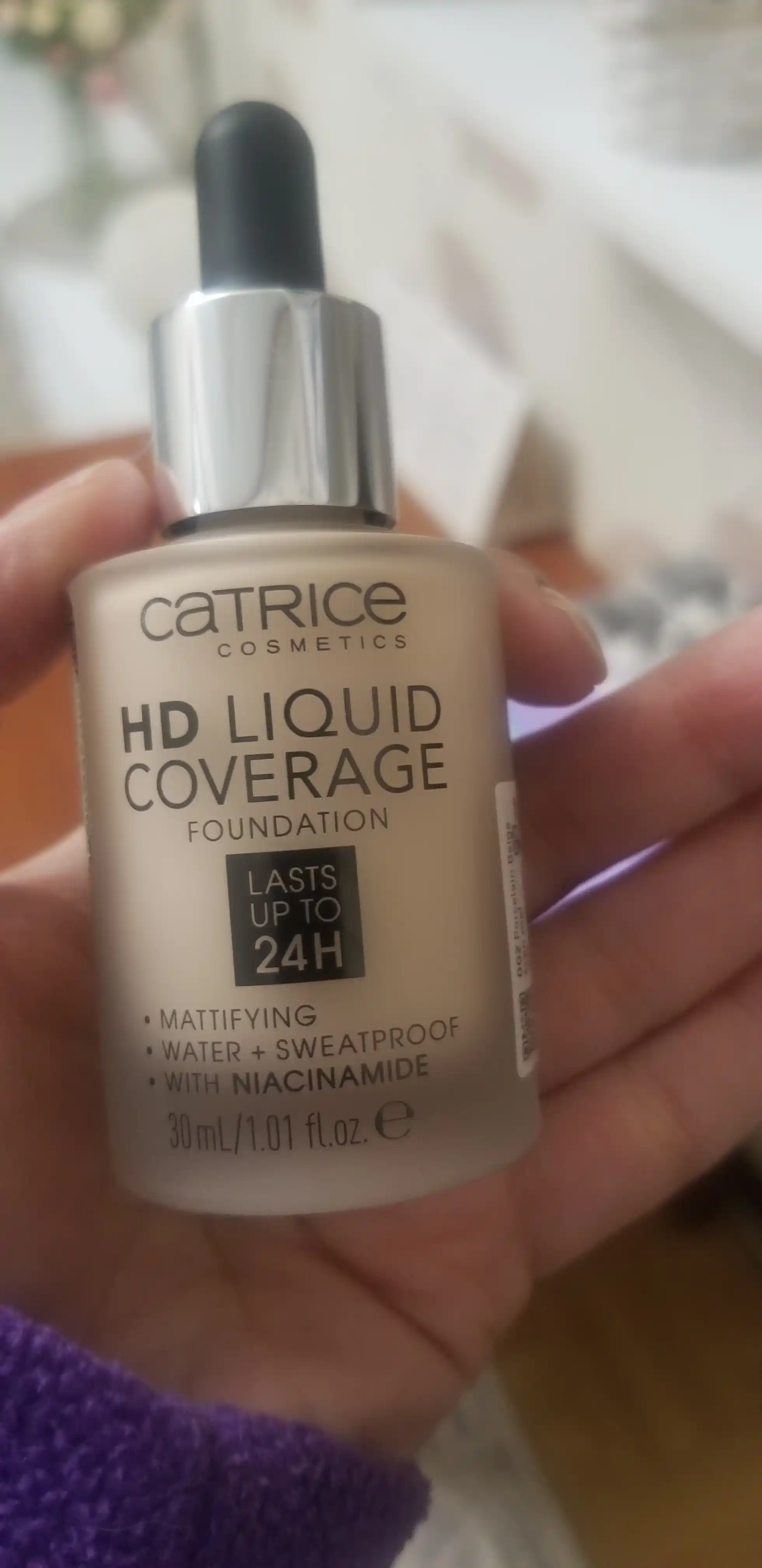 Тональный крем Catrice Liquid Coverage Foundation для лица, cтойкий, c ниацинамидом, 30 мл