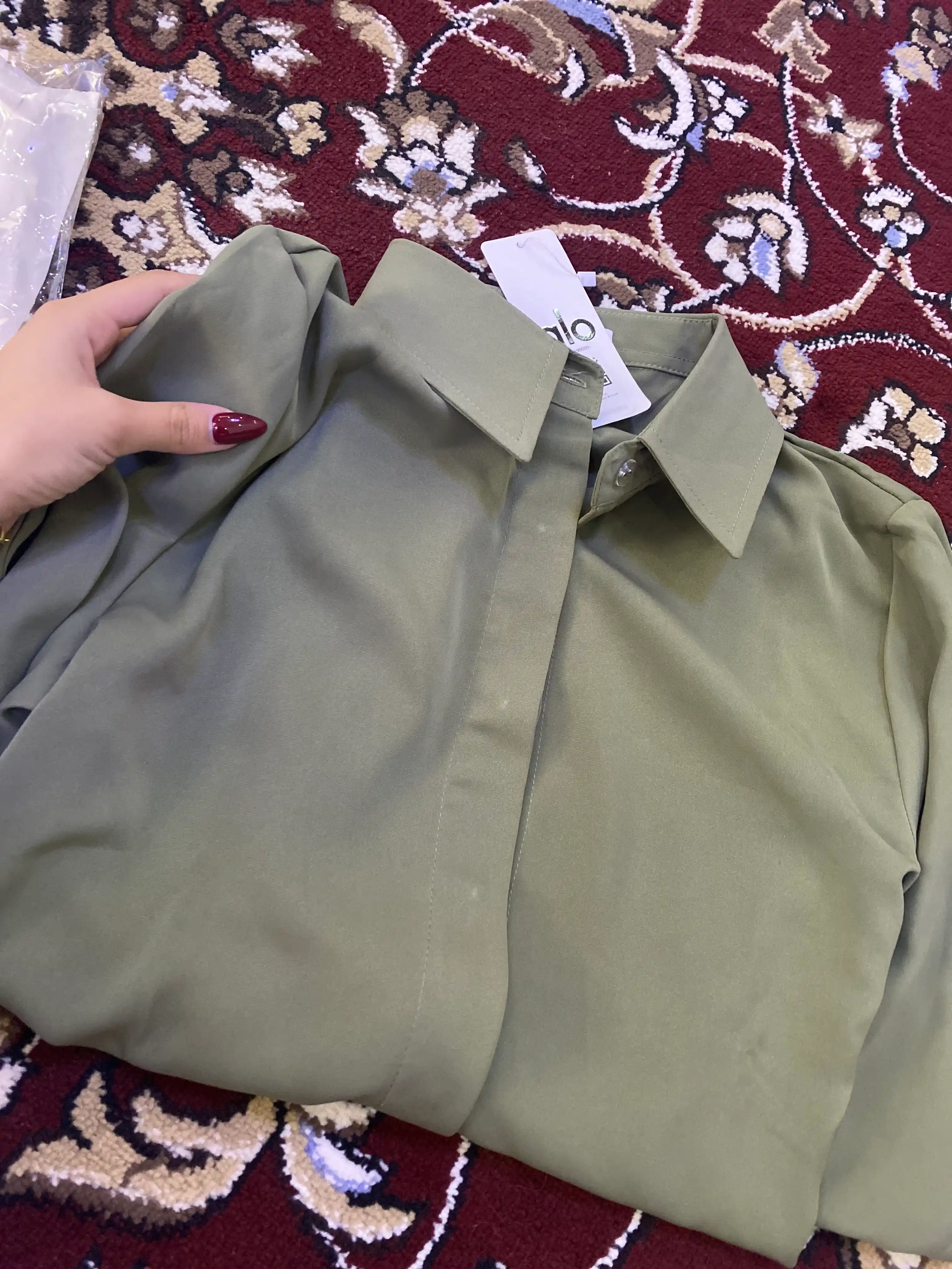 Zamonaviy bluzka ko'ylak ofis, va bayram uchun