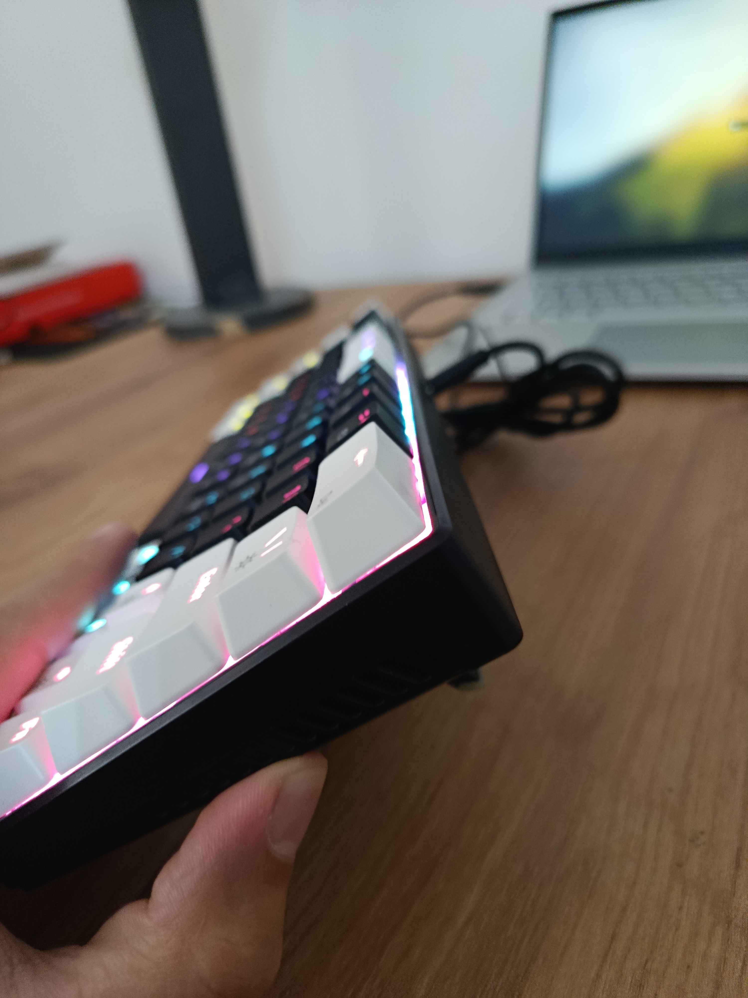 Zifrind Rgb mexanik o‘yin klaviaturasi, 98 ta o‘yin tugmasi va multimedia bilan yoritilgan