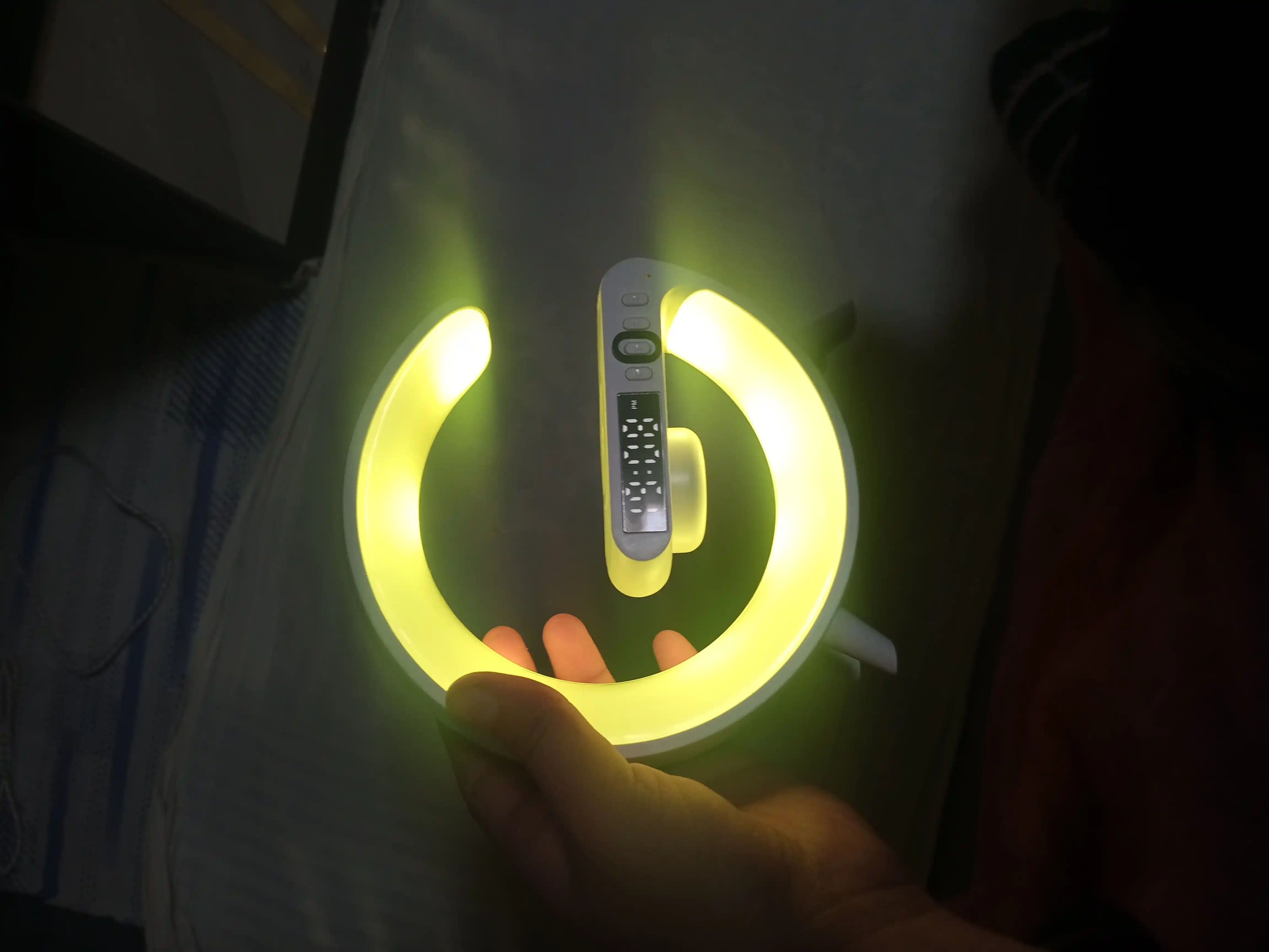 Bluetooth RGB kolonka, simsiz zaryadlash bilan