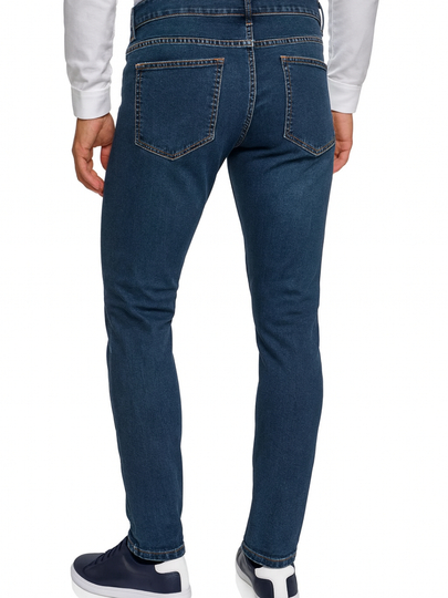 Qizlar etaklarini kotarib, mushuklarini korsatishadi.