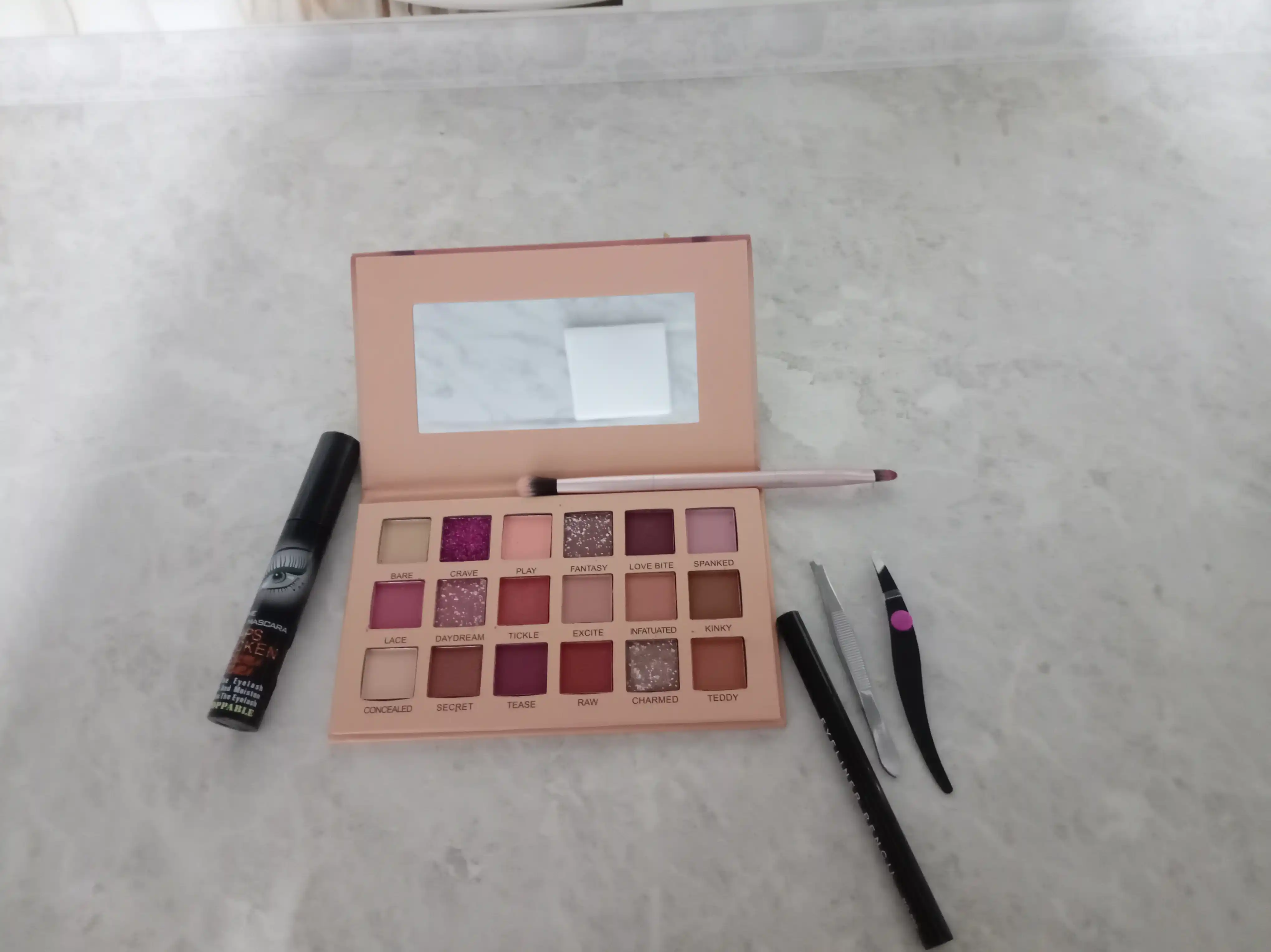 Тени для век Huda Beauty NUDE, 18 разных цветов
