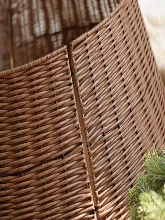 Rattan bilan to'qilgan, yangi yil daraxt savati