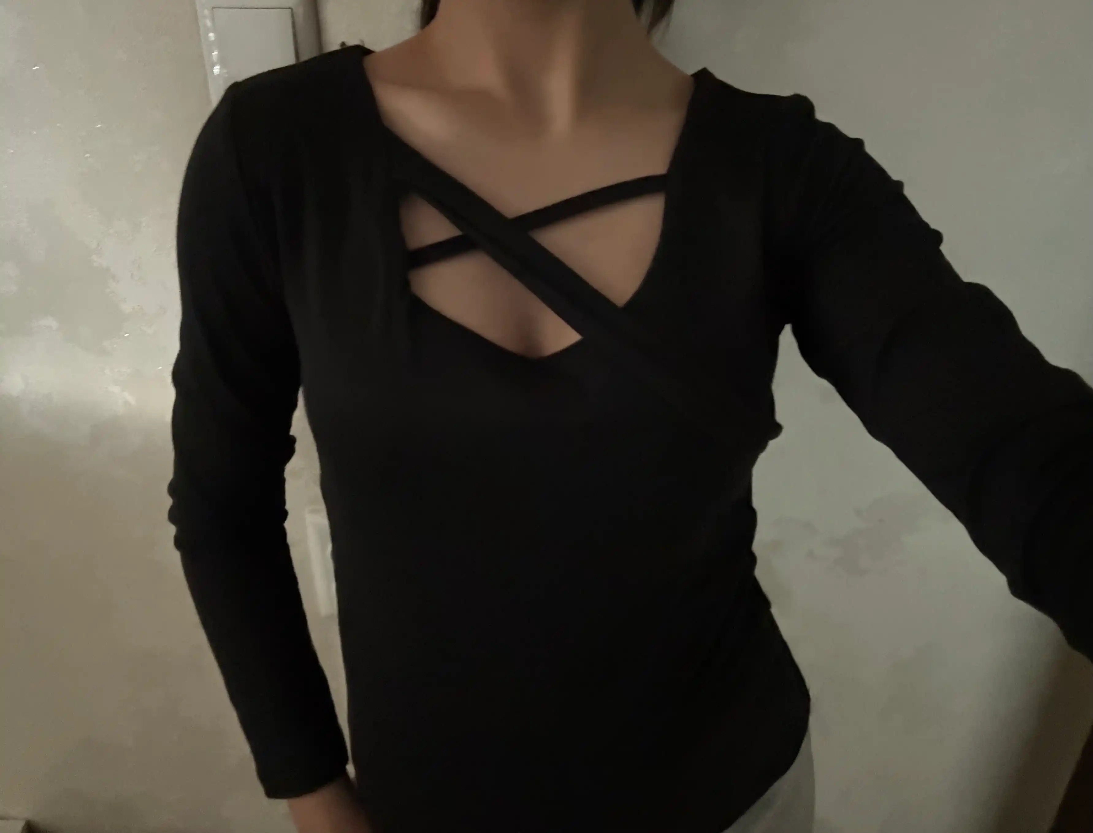 Ayollar uchun uzun yengli yopishqoq longsliv, X-kesim bo‘yin qismi
