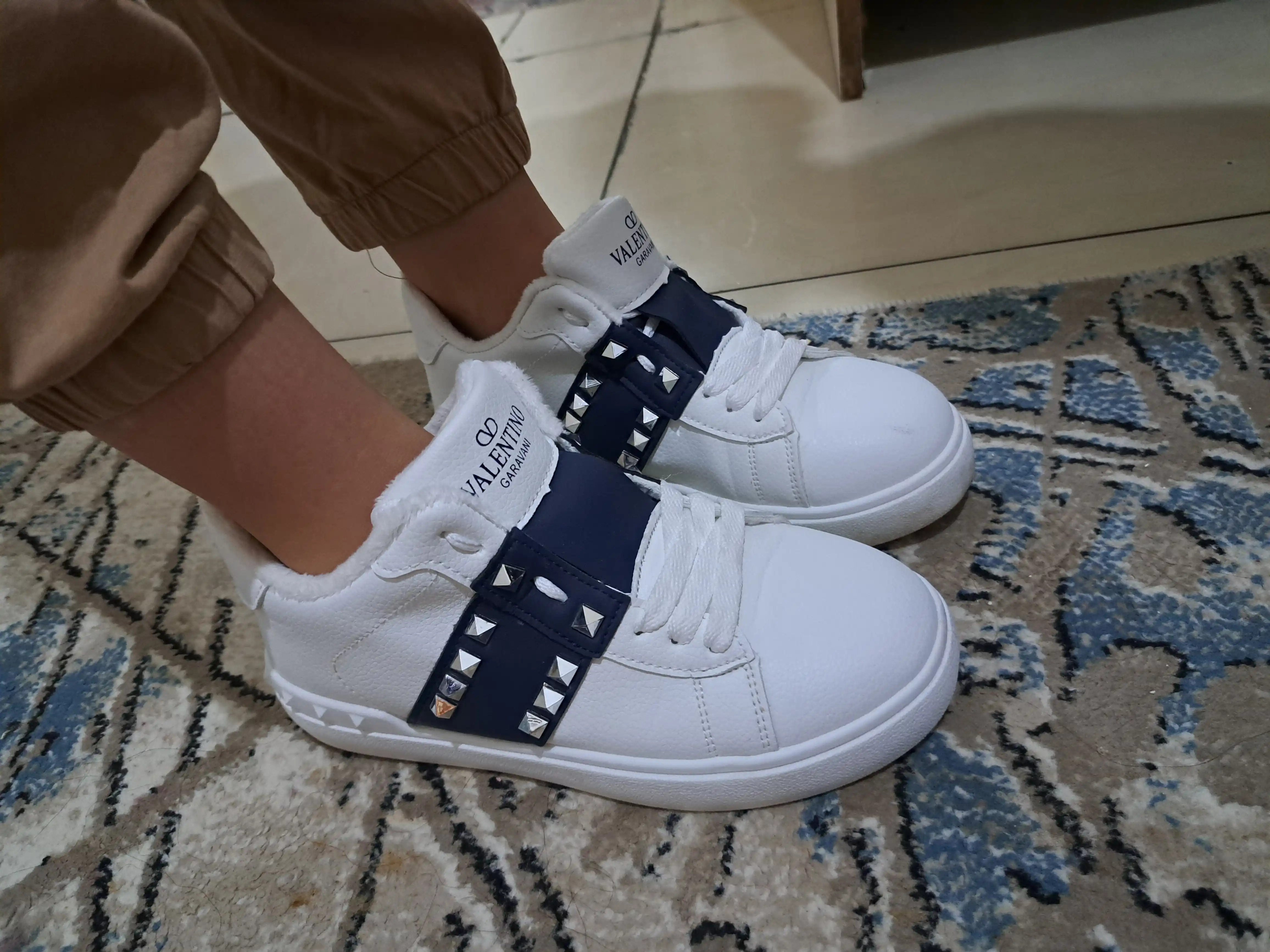 Valentino Garavani Valentino ayollar krossovkasi, kuz va qish uchun soch turmagi bilan.  36-41.