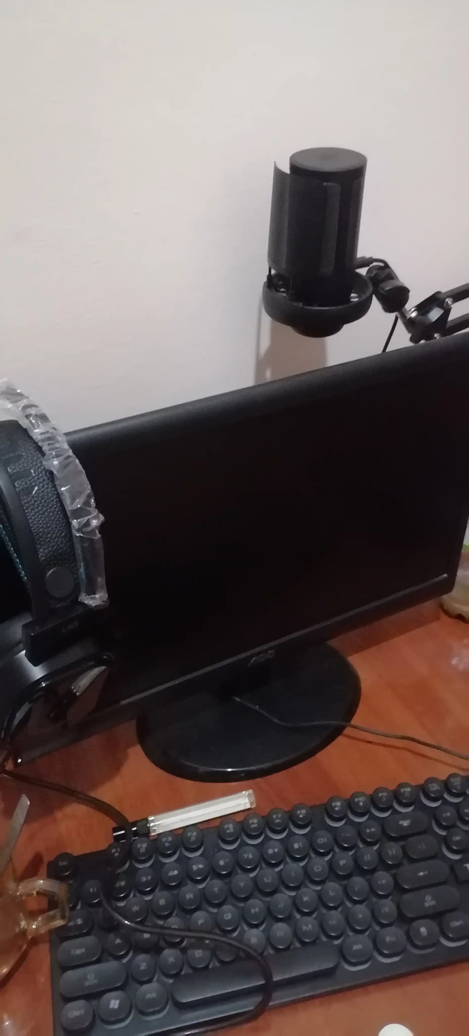 RGB yoritgichli studia mikrofoni ME6S, pantograf va pop filtri, kondensator