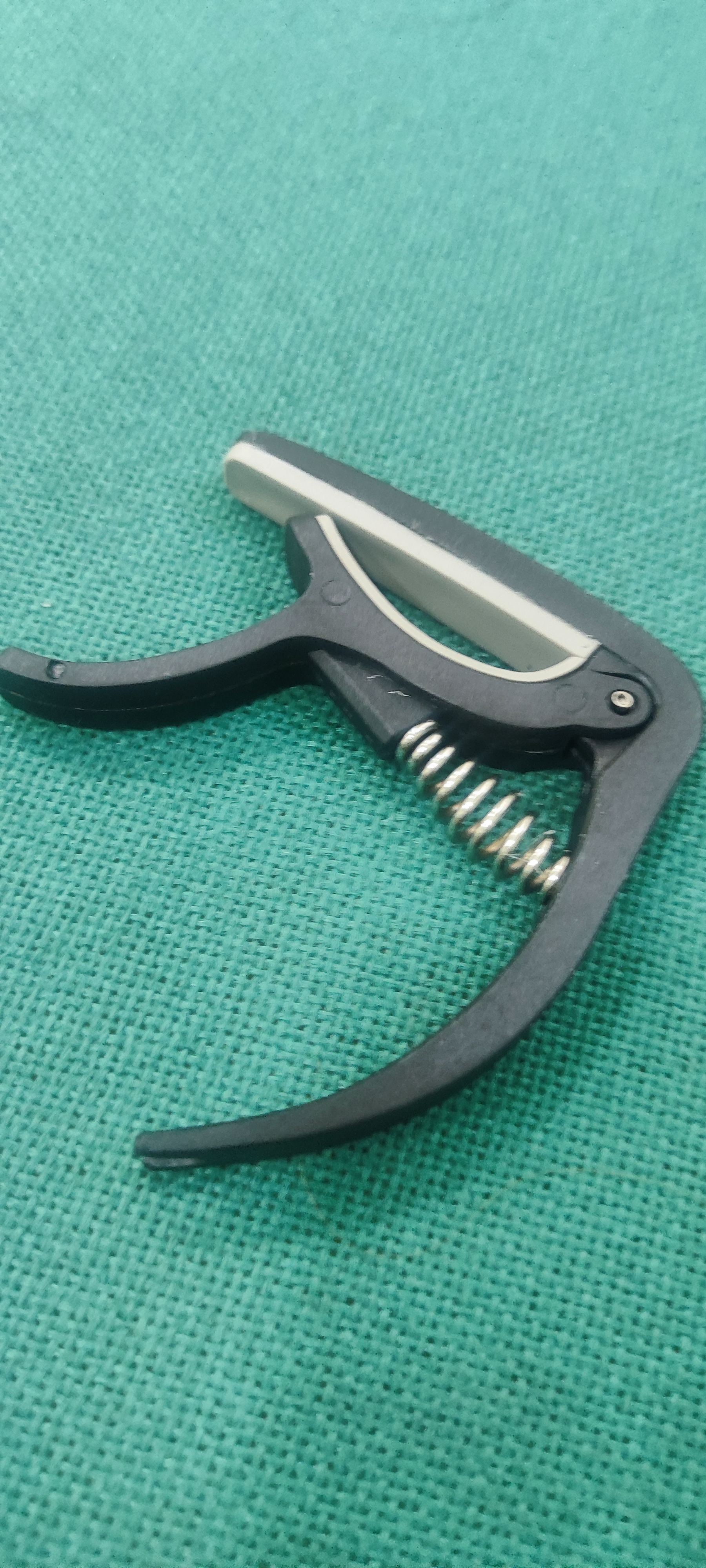 Gitara uchun kapodastr (Guitar Capo)