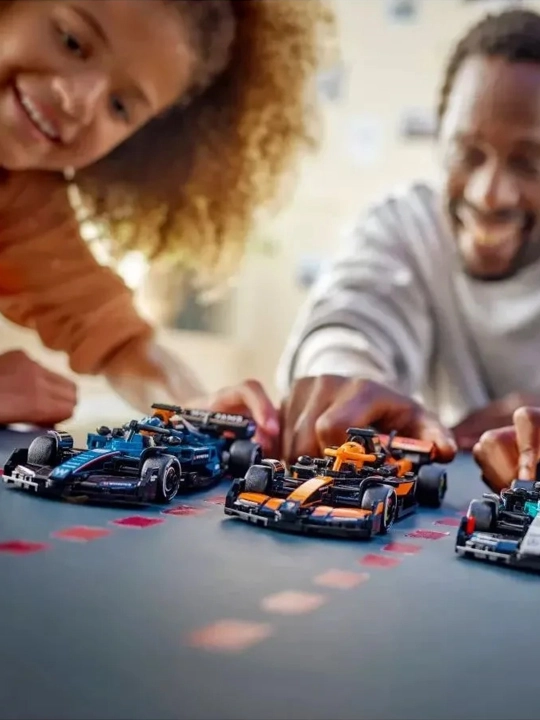 LEGO Speed ​​​​Champions Team McLaren 77251 konstruktor