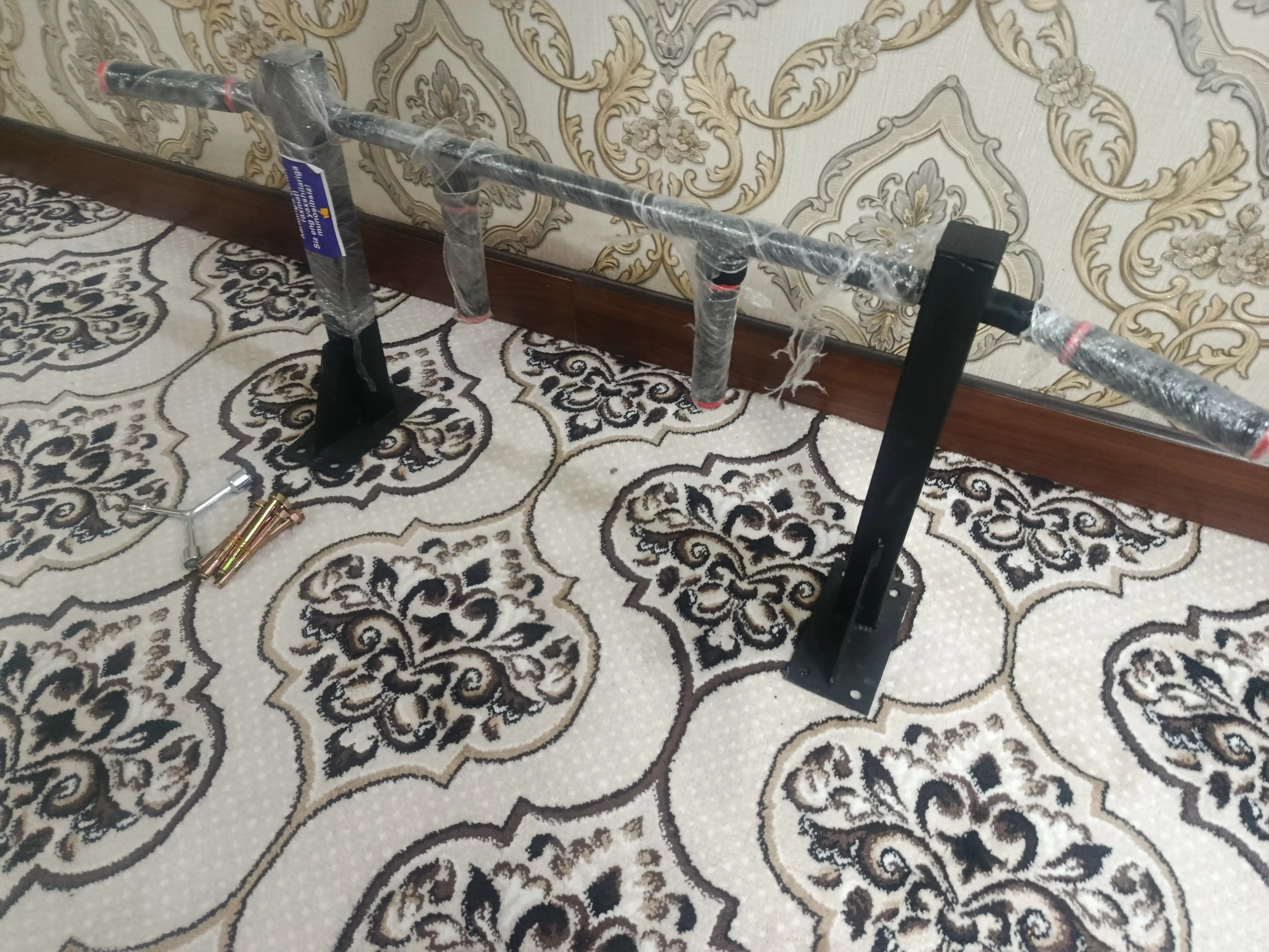 Turnik devorga oson va ishonchli mahkamlanadi, sovg‘aga 8 ta anker va 1 ta kalit