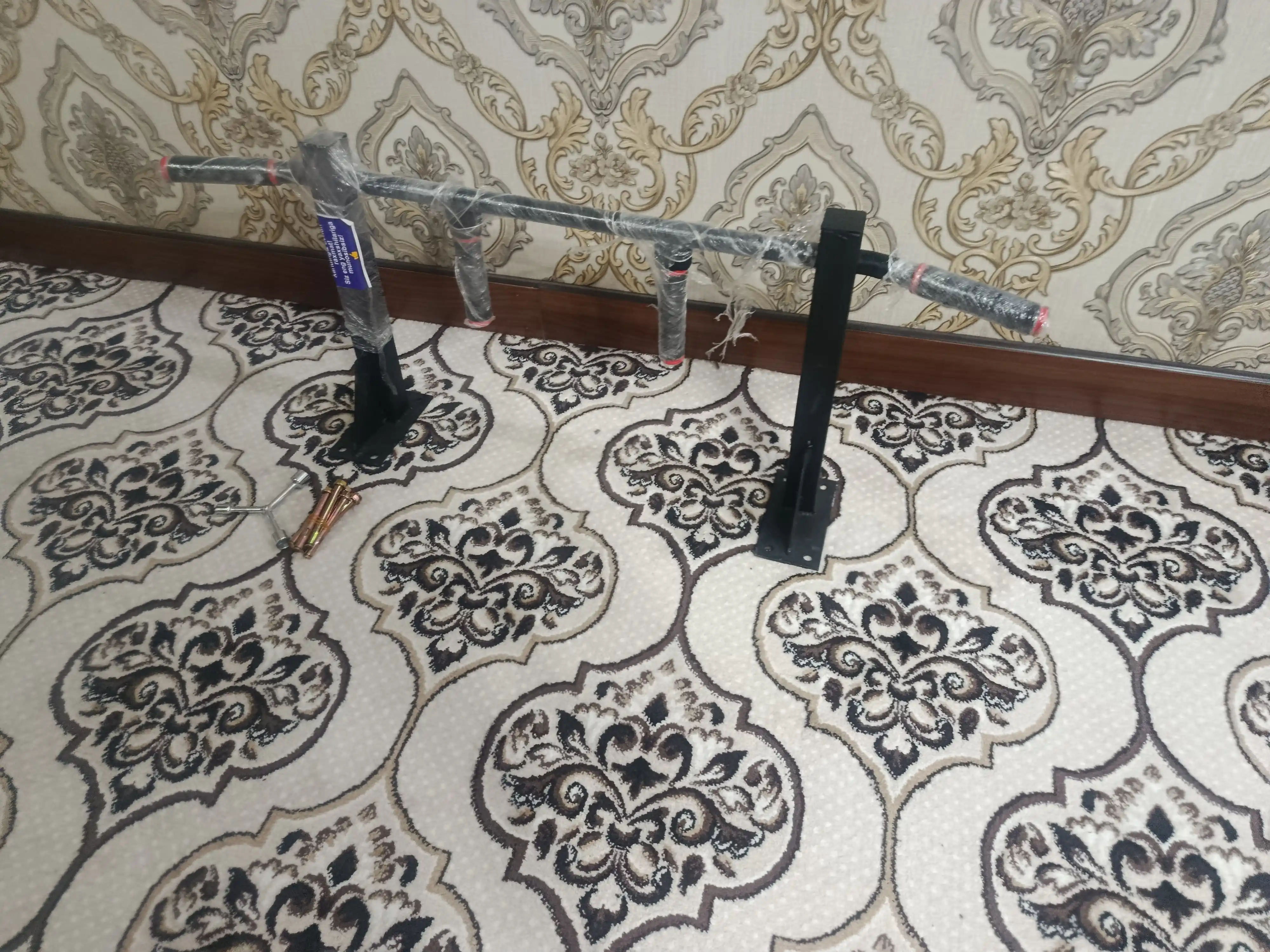 Turnik devorga oson va ishonchli mahkamlanadi, sovg‘aga 8 ta anker va 1 ta kalit