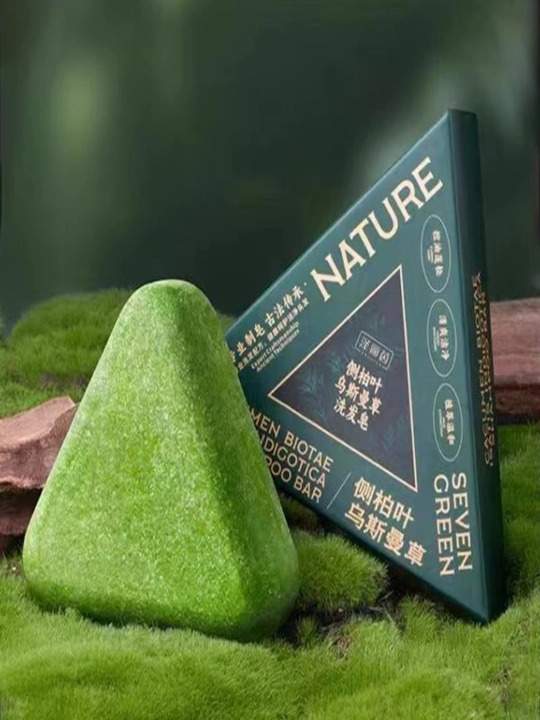 Tabiiy qattiq shampun Nature Seven Green o‘simlik ekstraktlari bilan, barcha soch turlari