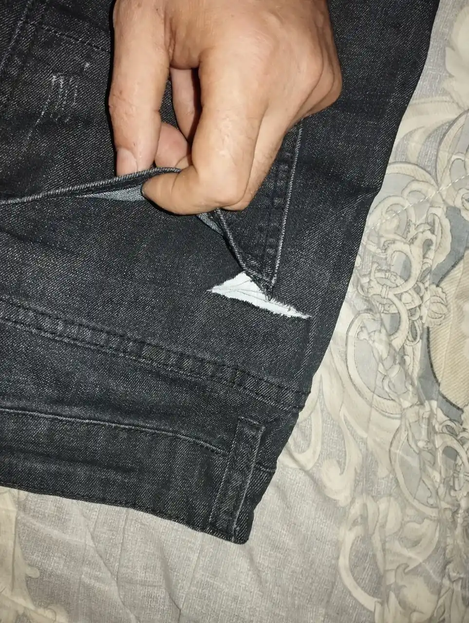 Erkaklar uchun Qora tor jinsi shimlar, yirtilgan tor jinsi shimlar