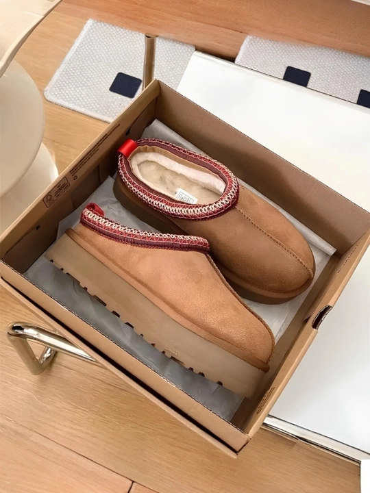 Mo'ynali astarli ayollar uchun kalta Ugg etiklari. 1 o'lcham kichik