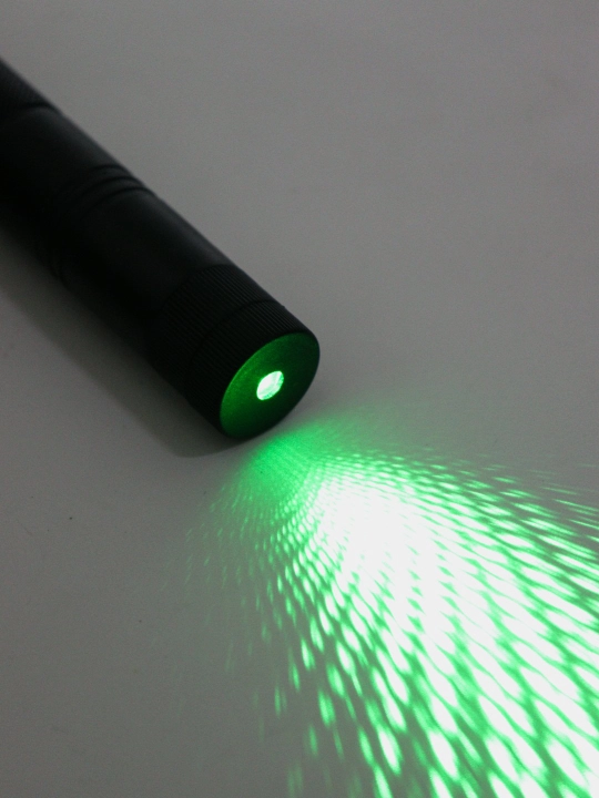 Laser 303 — yashil lazer, taqdimotlar va namoyishlar uchun ko‘rsatkich