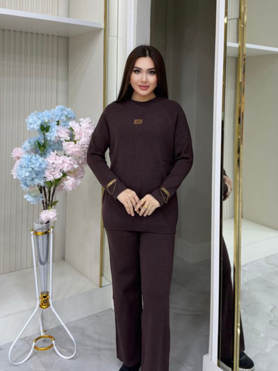 Porno filmlarda rol oynagan rus aktrisalari Chiroyli oyoqlarni yalang