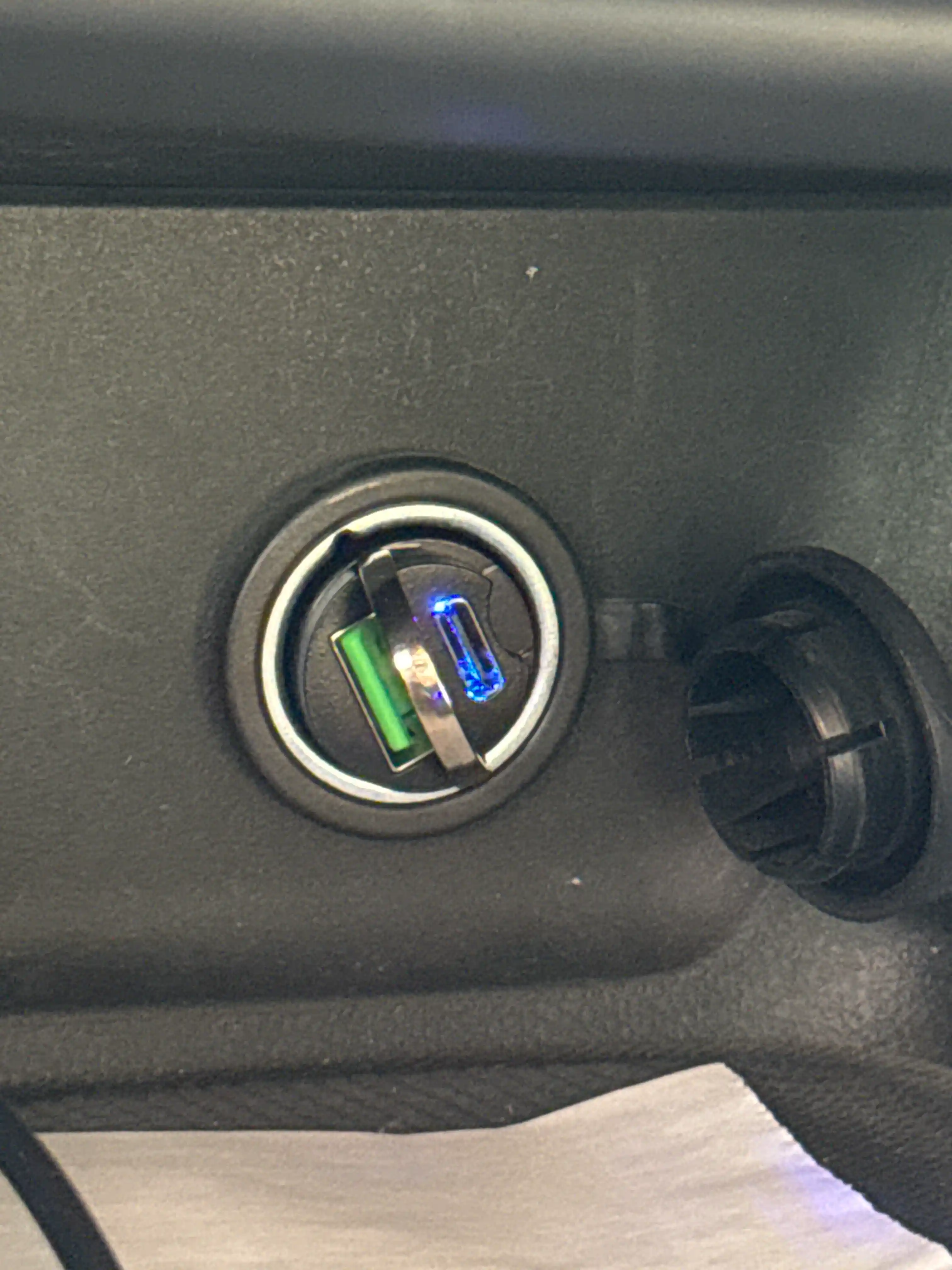 Avtomobil zaryadlovchi, USB-A + Type C