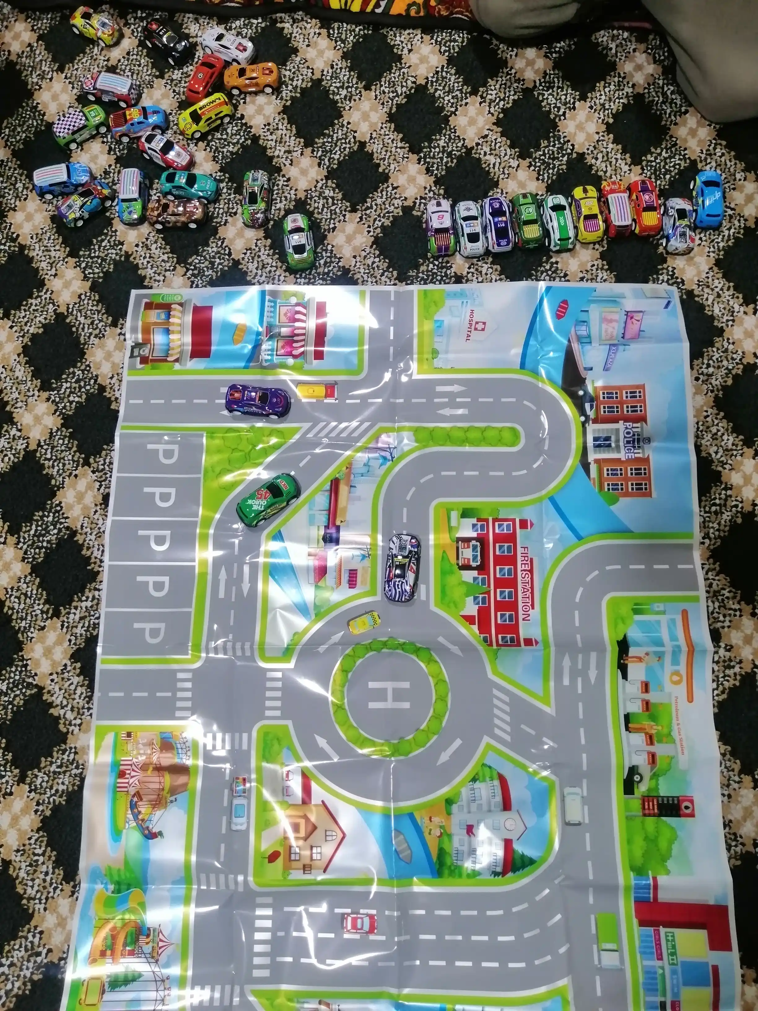 Hot Wheels metall mashinalar to‘plami, konteynerlar konstruktori
