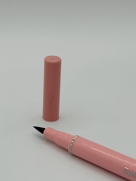 Famoty Slim Eyeliner koz uchun chizgich, Kozlarni yanada ifodalovchi chizgich - 