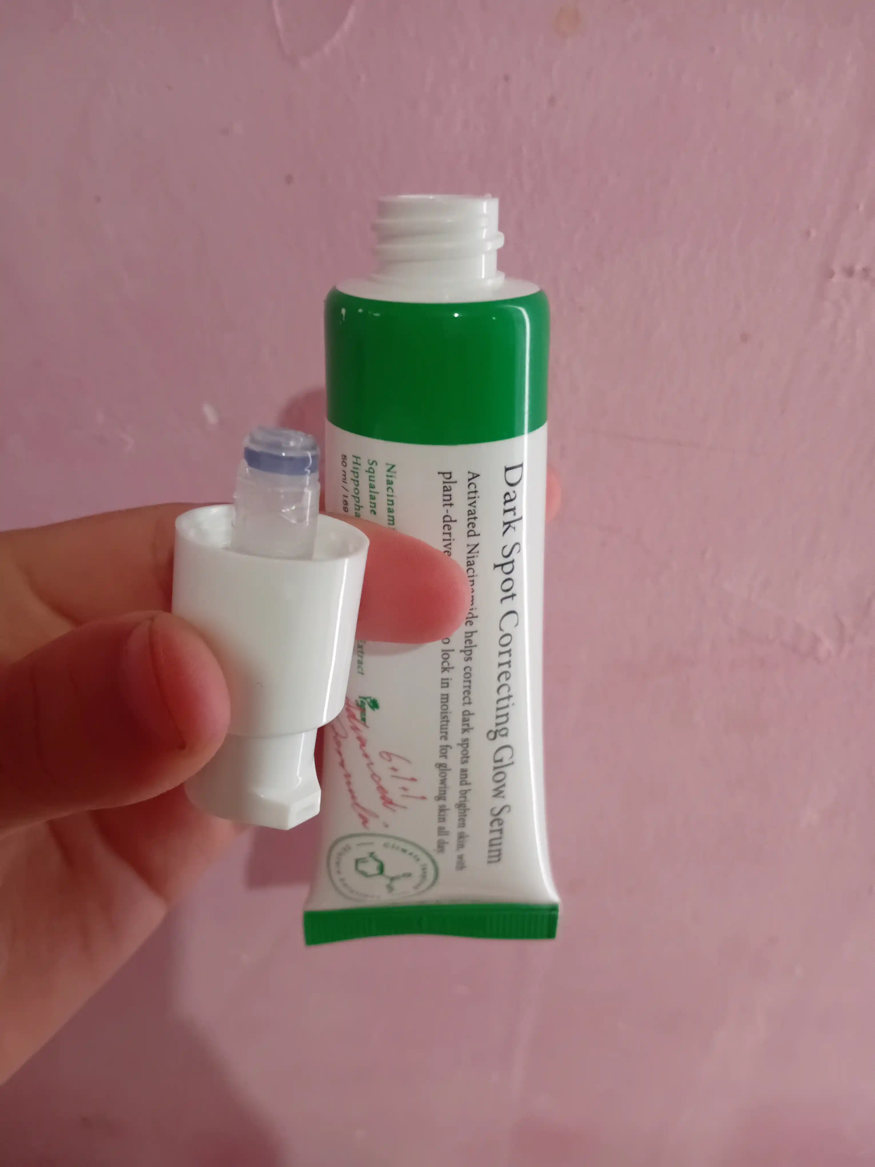 Oqartiruvchi qora tochkalarga qarshi zardob Dark Spot Correcting Glow Serum, 50 ml
