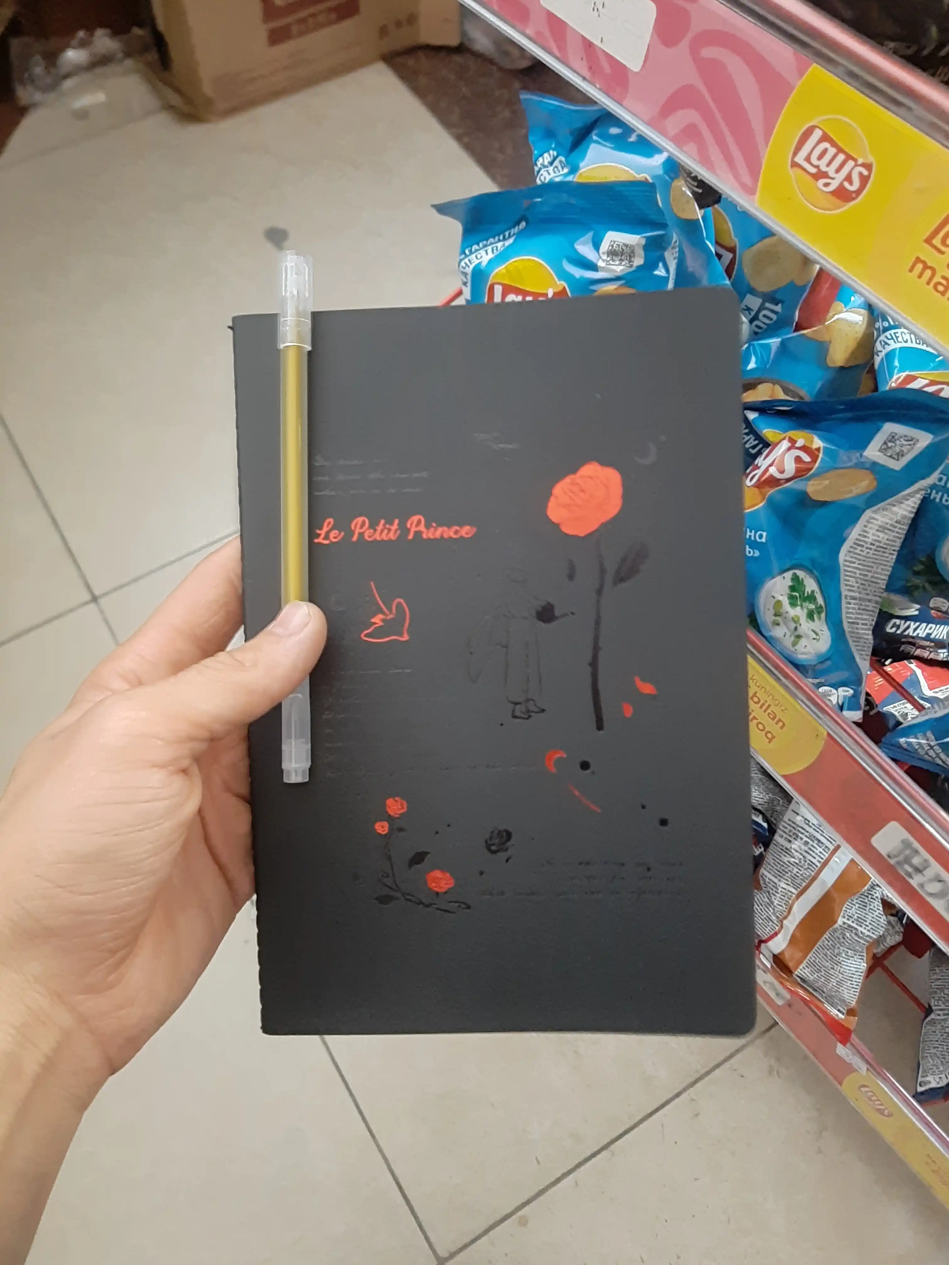Qora sketchbuk, oq va tilla ruchkasi bilan birga, sketchbuk