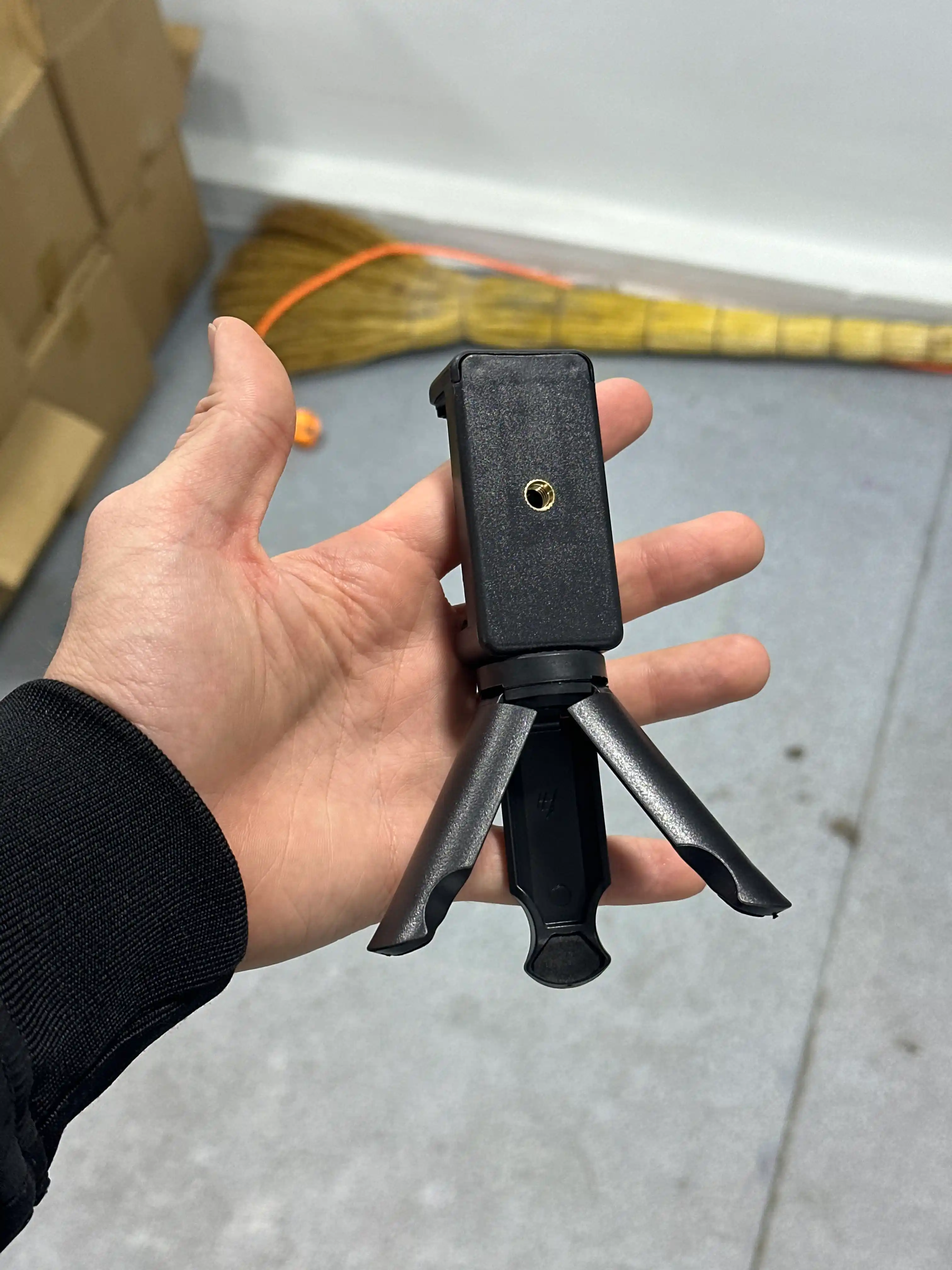 Stativ-stabilizator, smartfon, kamera va videoga olish uchun stol va qo‘l tripodlari