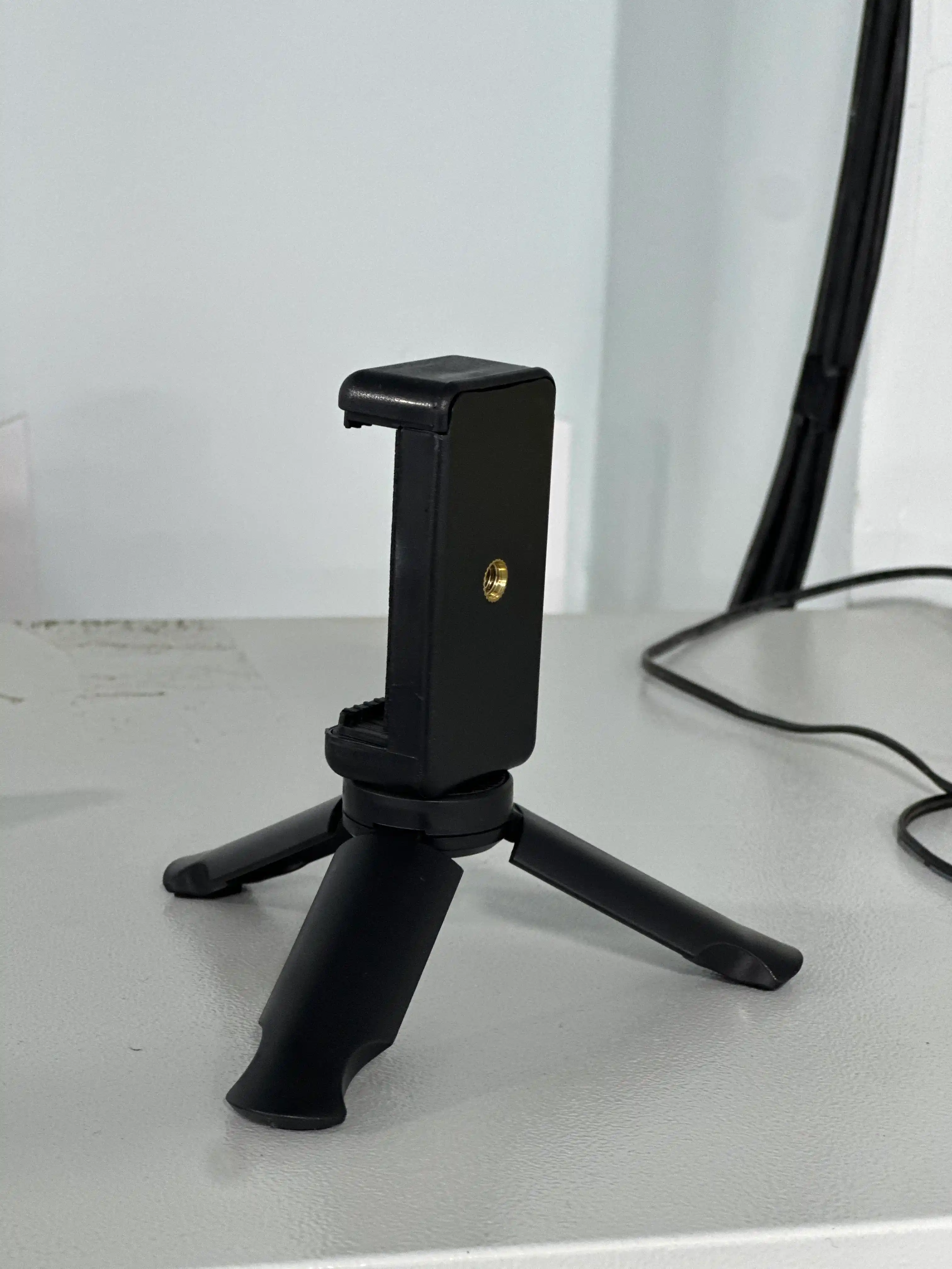 Stativ-stabilizator, smartfon, kamera va videoga olish uchun stol va qo‘l tripodlari