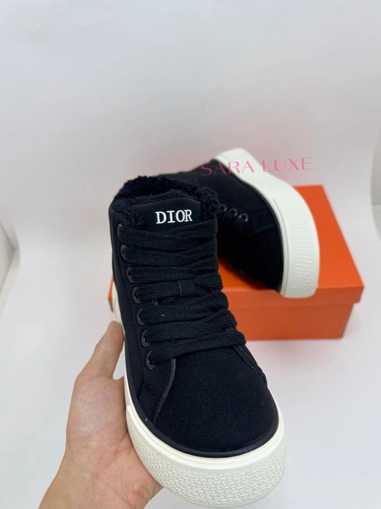Dior ayollar etigi qutida