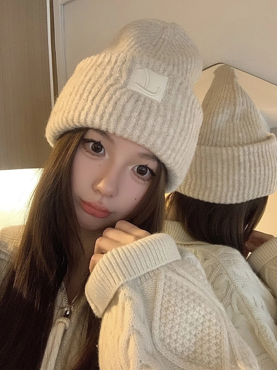 Женская шапка — тёплая, мягкая, в стиле «beanie» - 