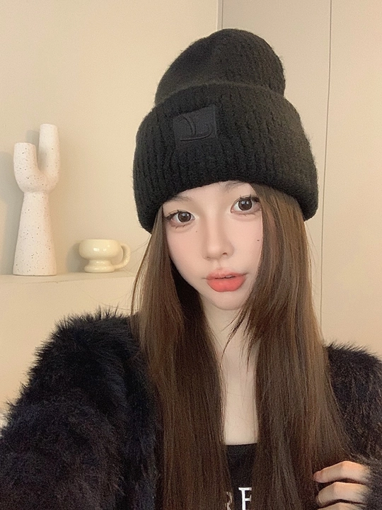 Женская шапка — тёплая, мягкая, в стиле «beanie» - 