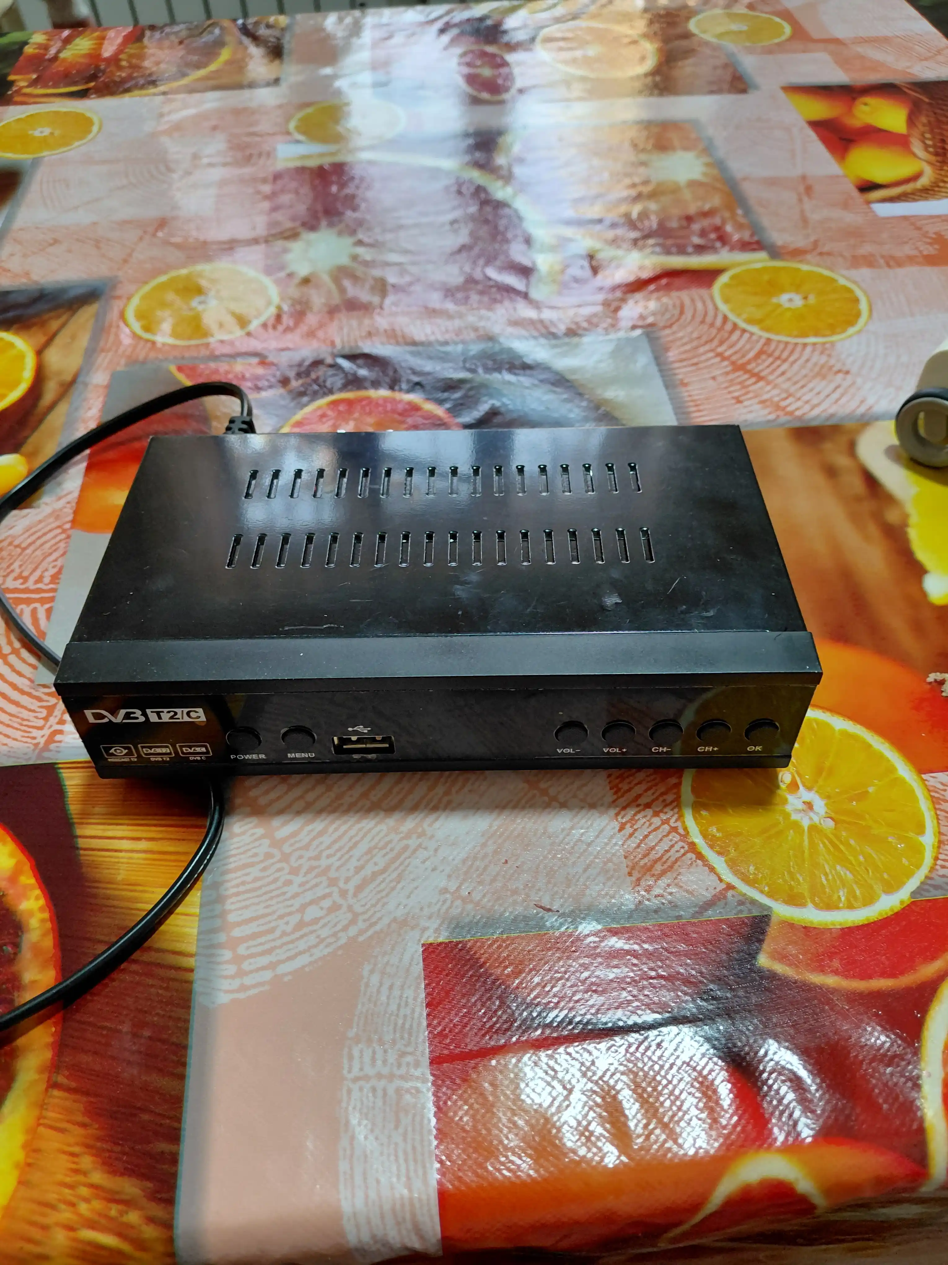 Raqamli TV tyuner DVB-T2, 20+ kanal, HD sifat, pult bilan