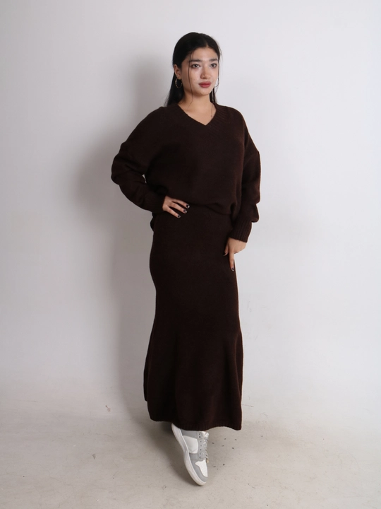Ayollar trikotaj : oversize sviter va midi “mermaid” yubka, issiq bazaviy to‘plam