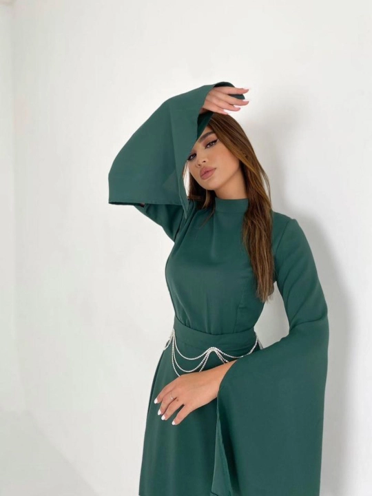Uzun yengli ayollar ko‘ylagi, bir xil rangdagi nafis qirqma ko‘ylak, kechki liboslar