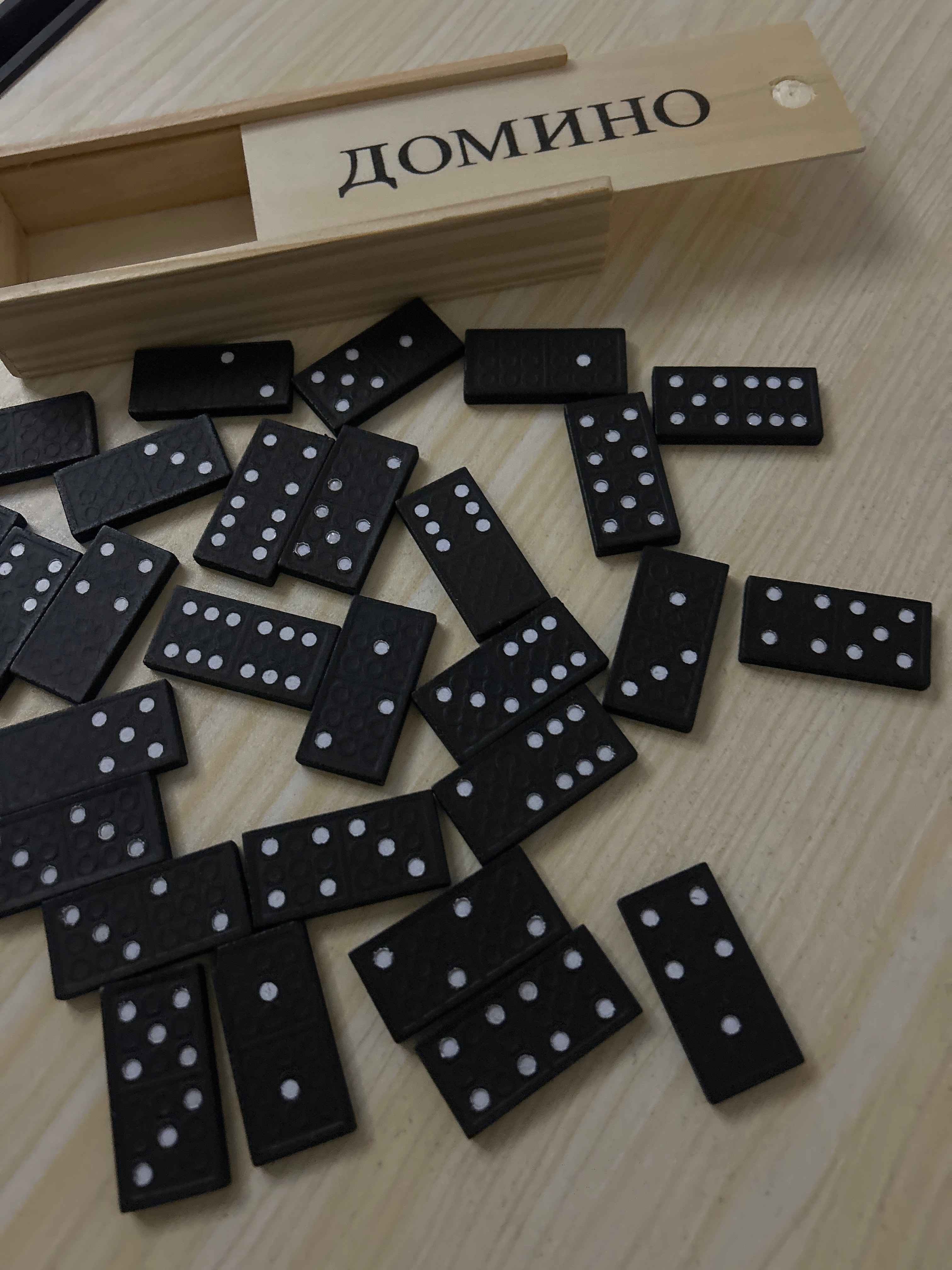 Домино классическая игра, 28 костей, в кожаном футляре, 6+
