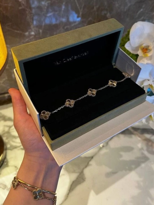 Ayollar va qizlar uchun bilaguzuklar Van Cleef, rangini o'zgartirmaydi va qoraymaydi