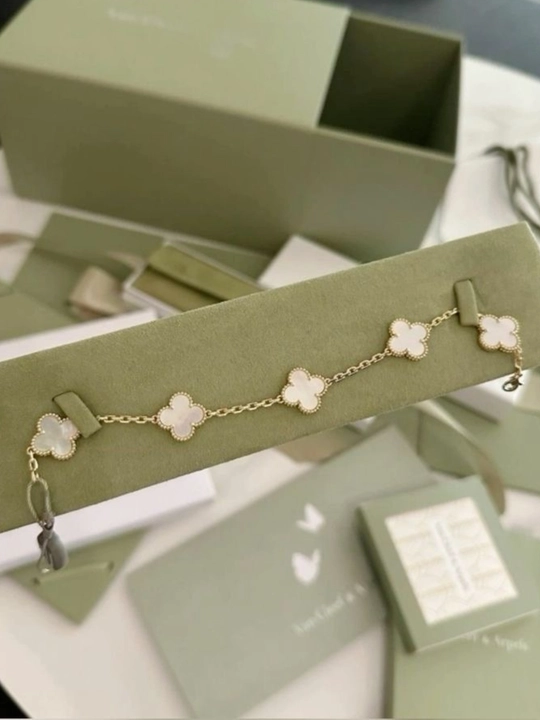 Ayollar va qizlar uchun bilaguzuklar, Clover Van Cleef, ranglari o'zgarmaydi va qoraymaydi