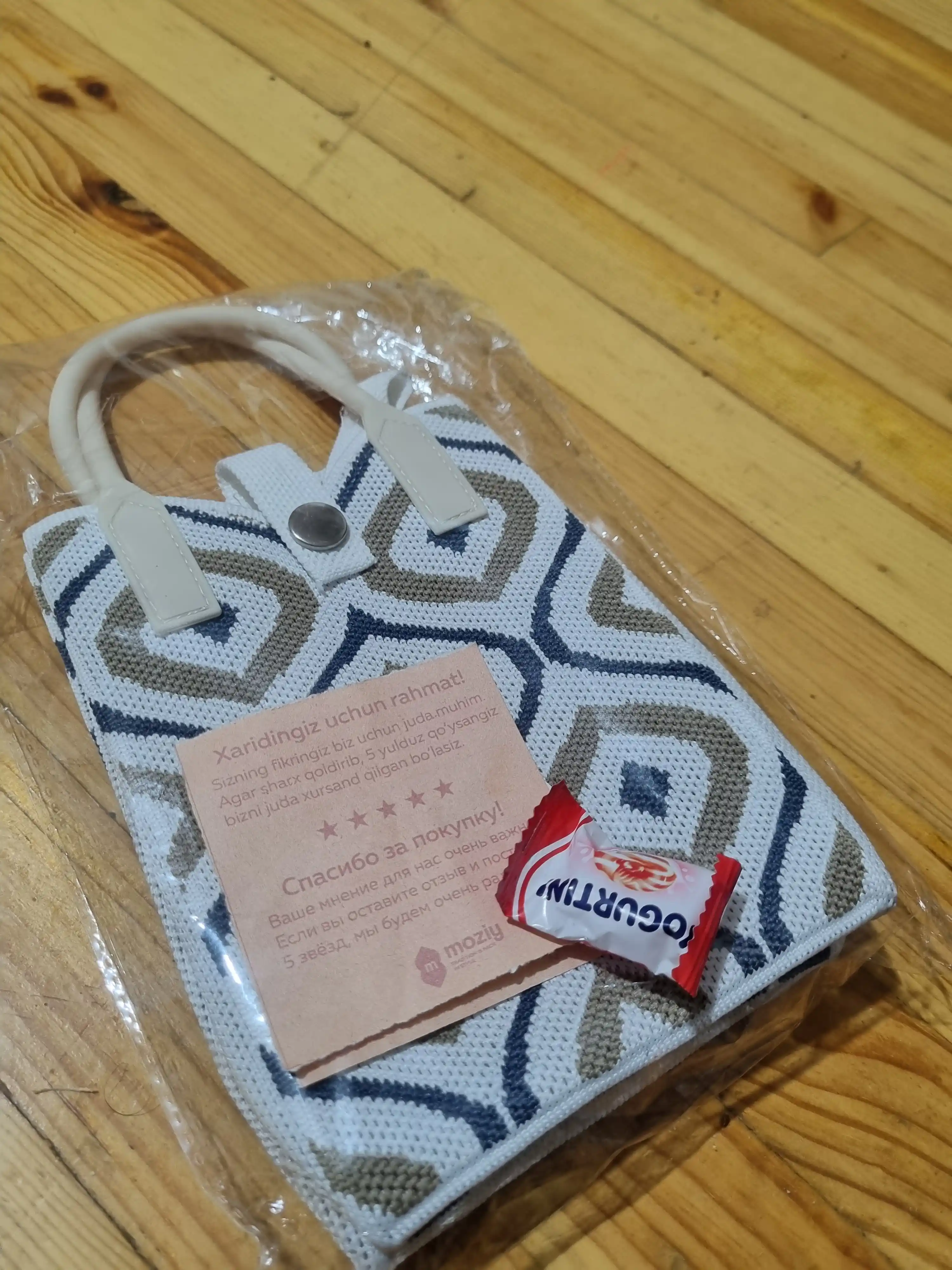 Ayollar sumkasi shopper, Moziy