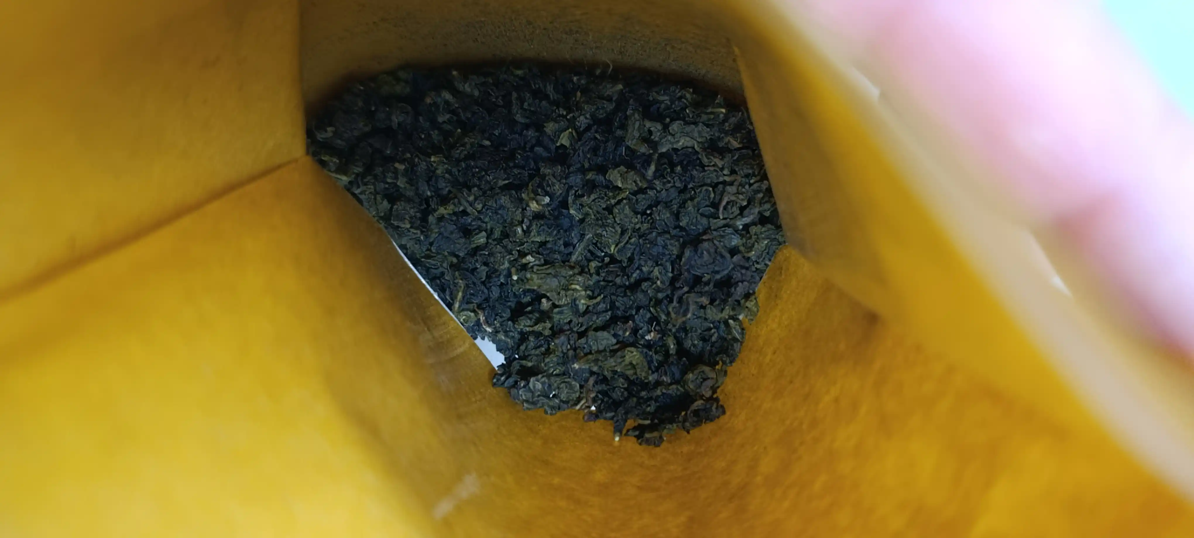 Milk Oolong sochiluvchan, yumshoq sariyog‘ hidiga ega