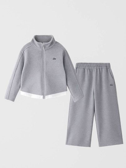 Sport kiyinish xonalarida yalangoch qizlar