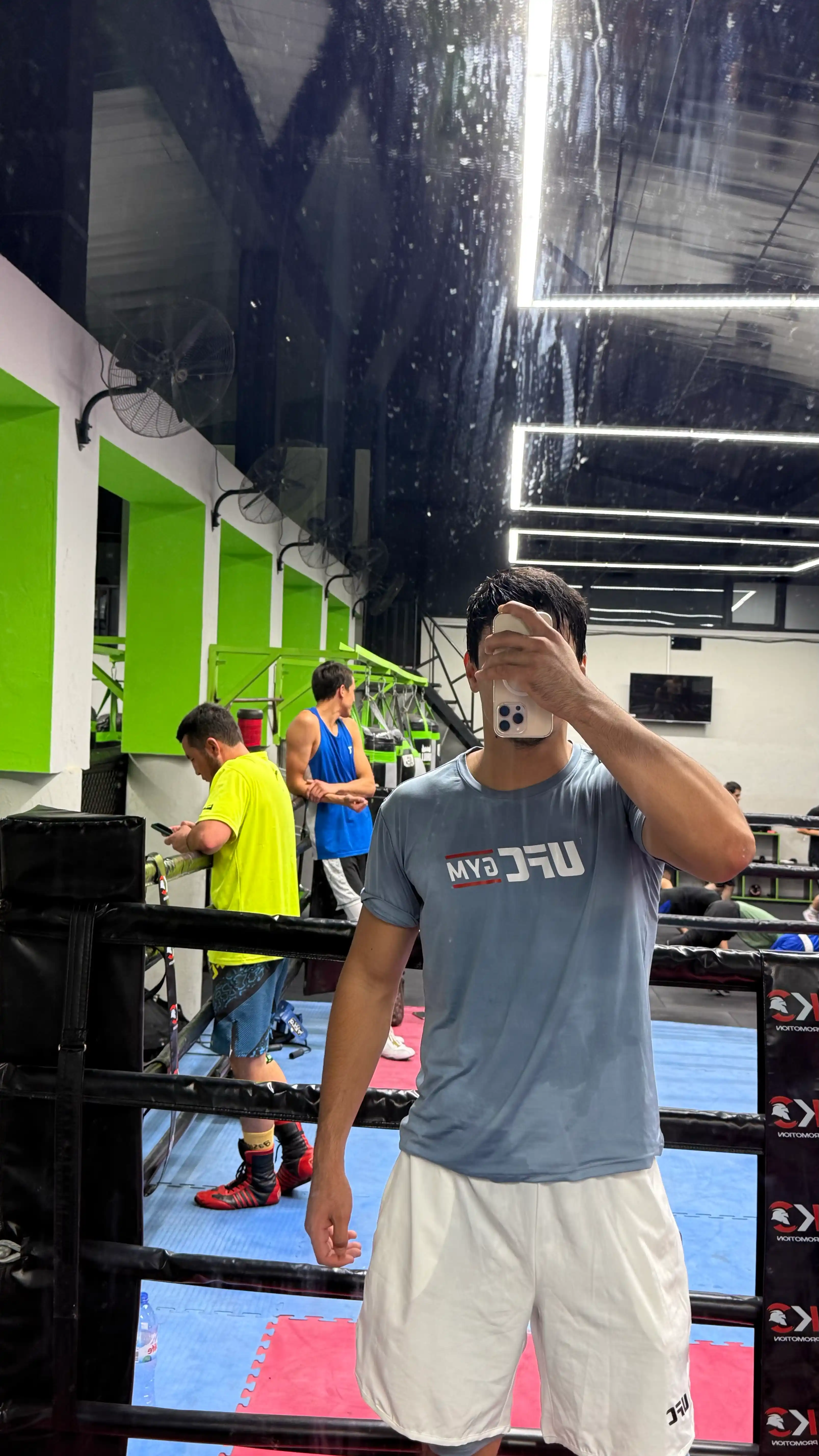 Erkaklar uchun sport kostyumi, zalda mashq qilish va mashg‘ulotlar uchun to‘plam