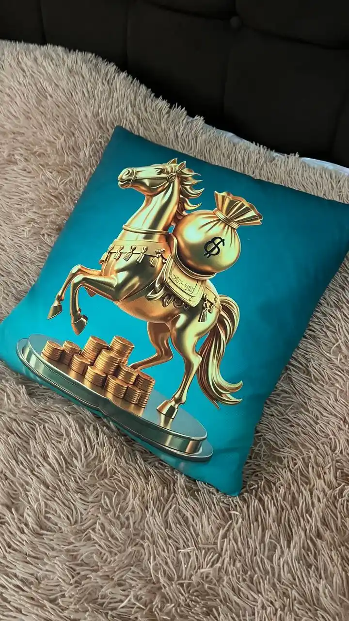 Zamokli “Ot” yangi yil ramzi tasvirlangan dekorativ yostiq jildlari, 45x45 sm