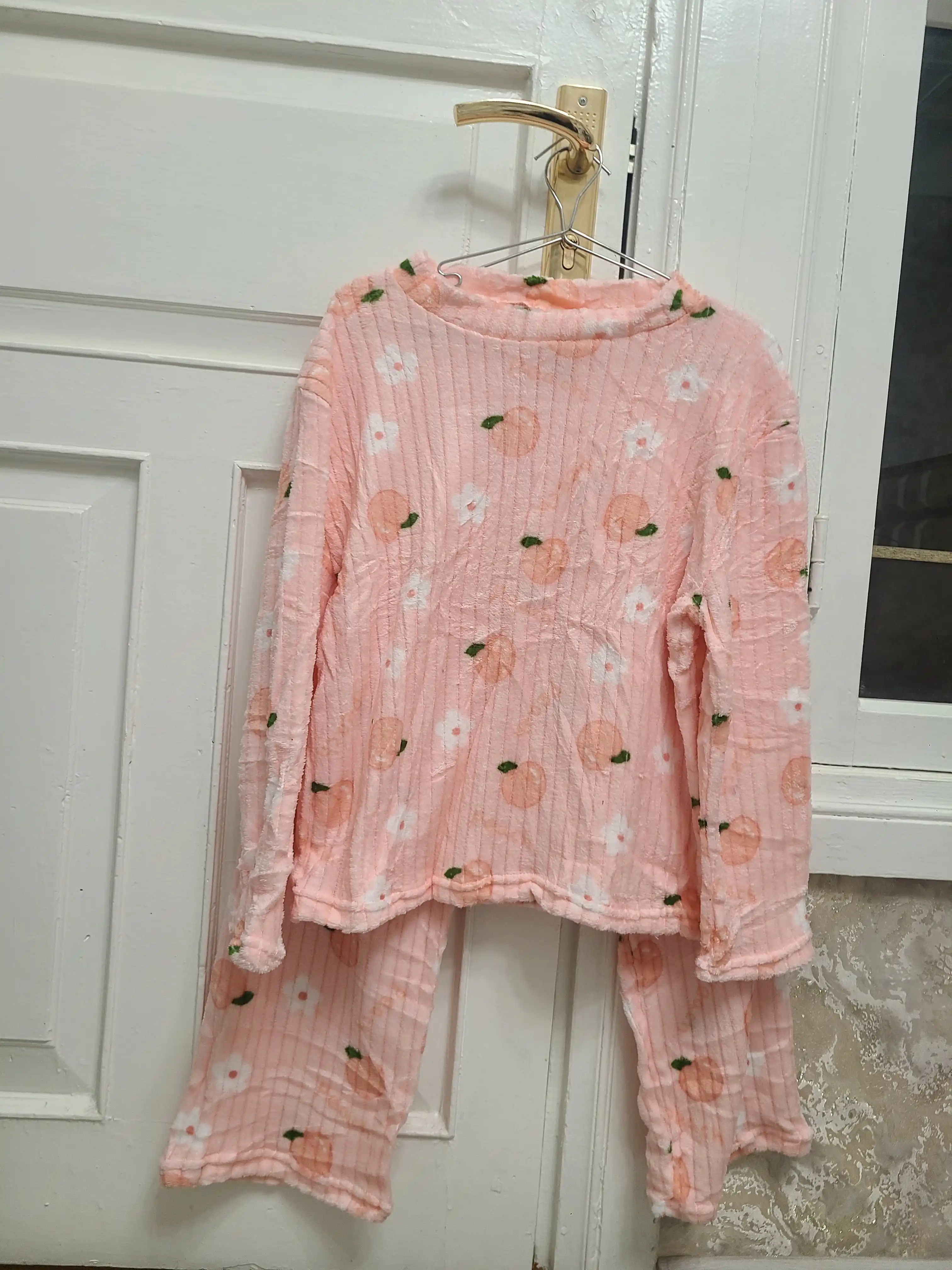 Ayollar uchun flisli uzun yengli pijama, g‘ijimcha fakturali, oddiy rangli va naqshli