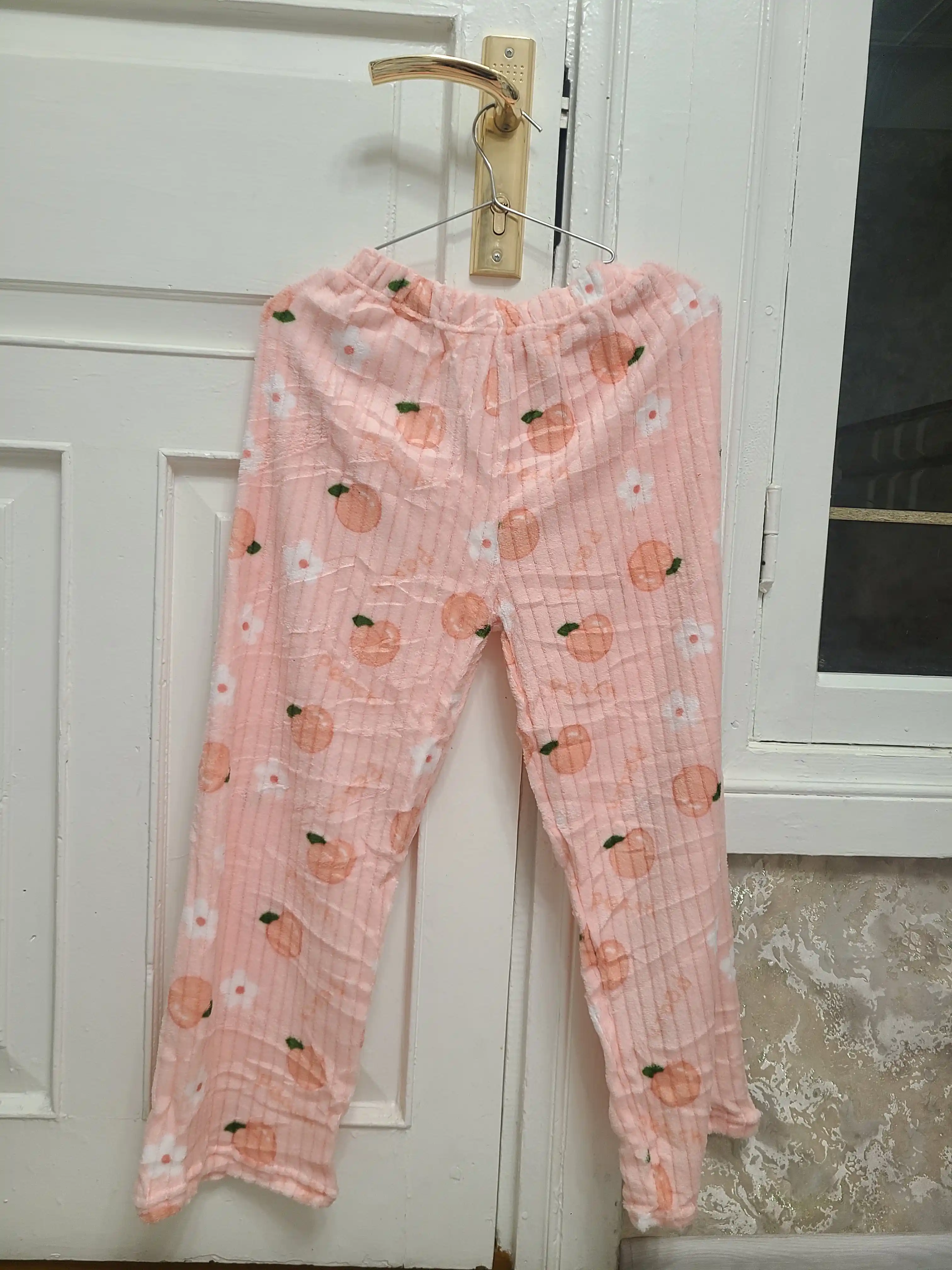 Ayollar uchun flisli uzun yengli pijama, g‘ijimcha fakturali, oddiy rangli va naqshli