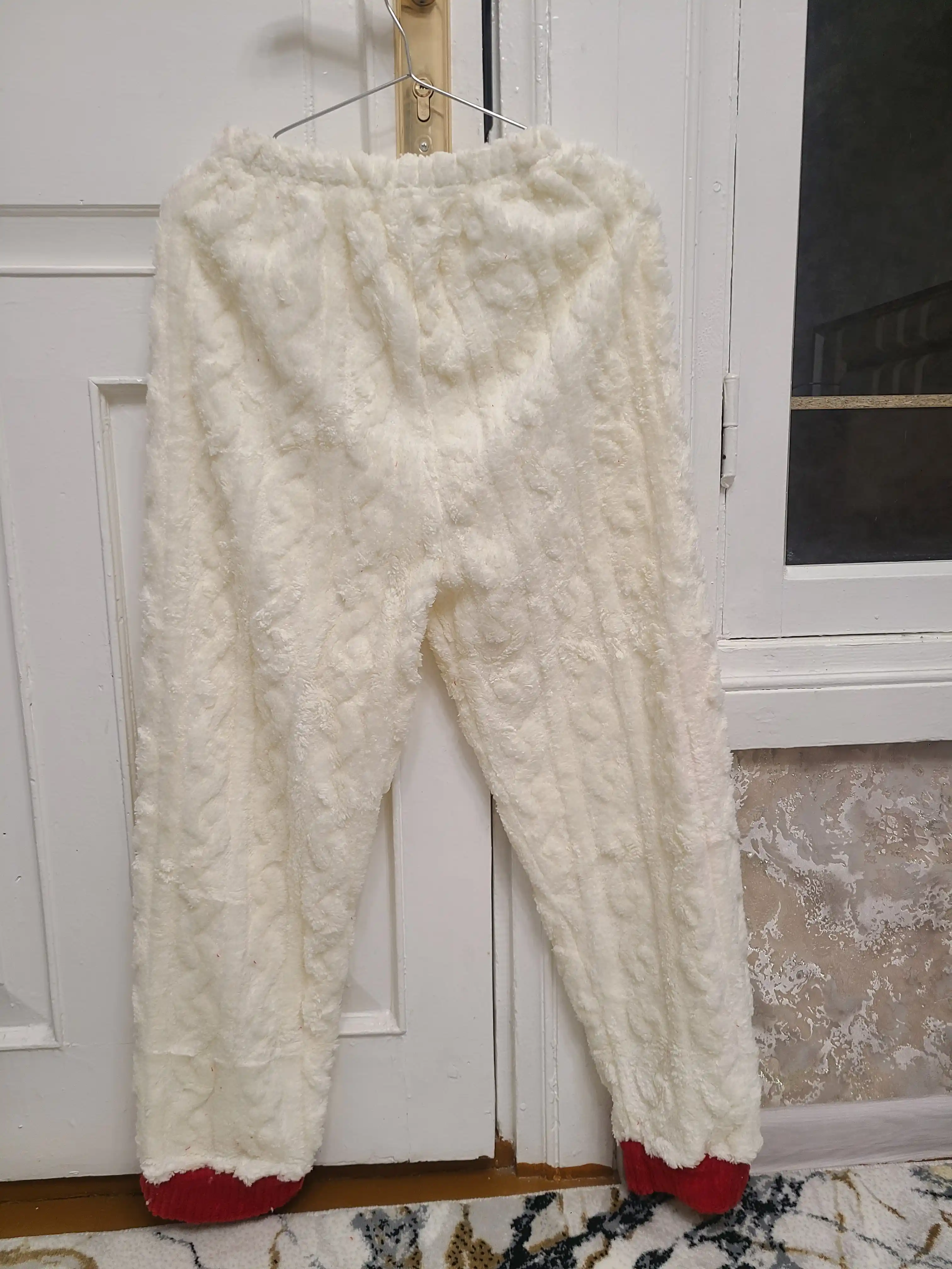 Yumshoq, qulay pijama komplekti — tugmali yoki naqshli