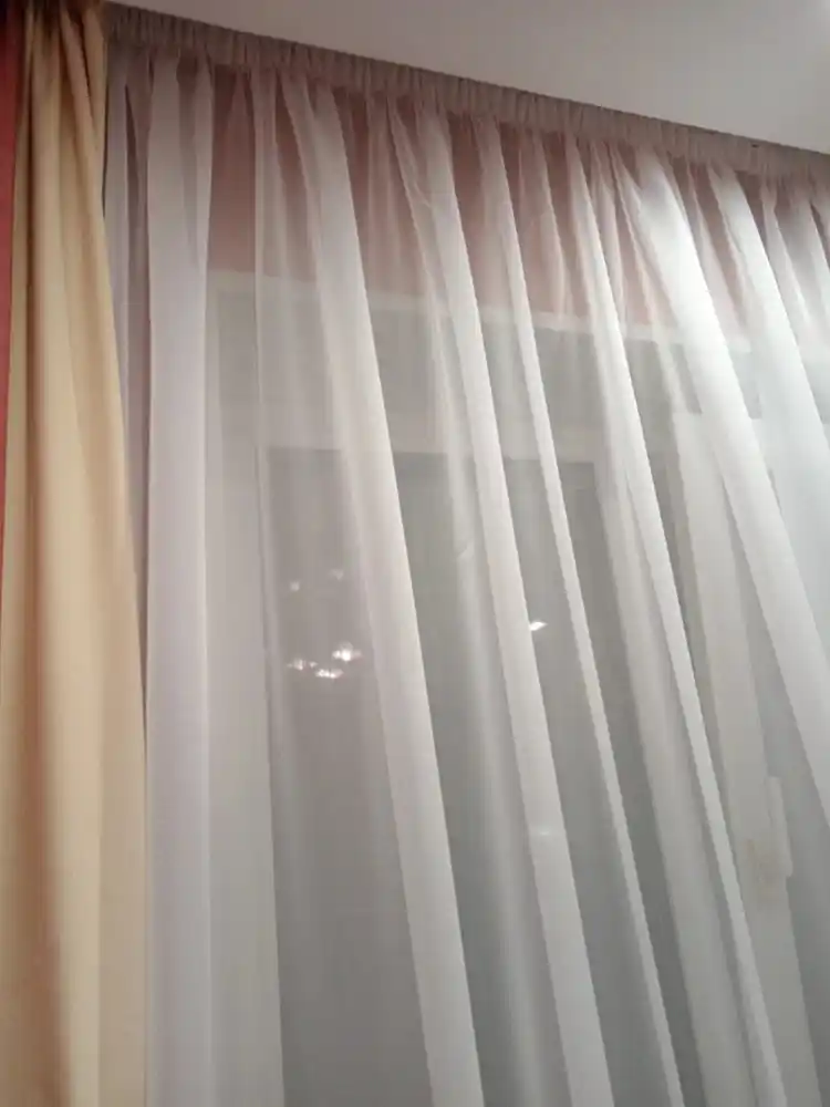 Parda tasmali tyul, oq, matlovchi