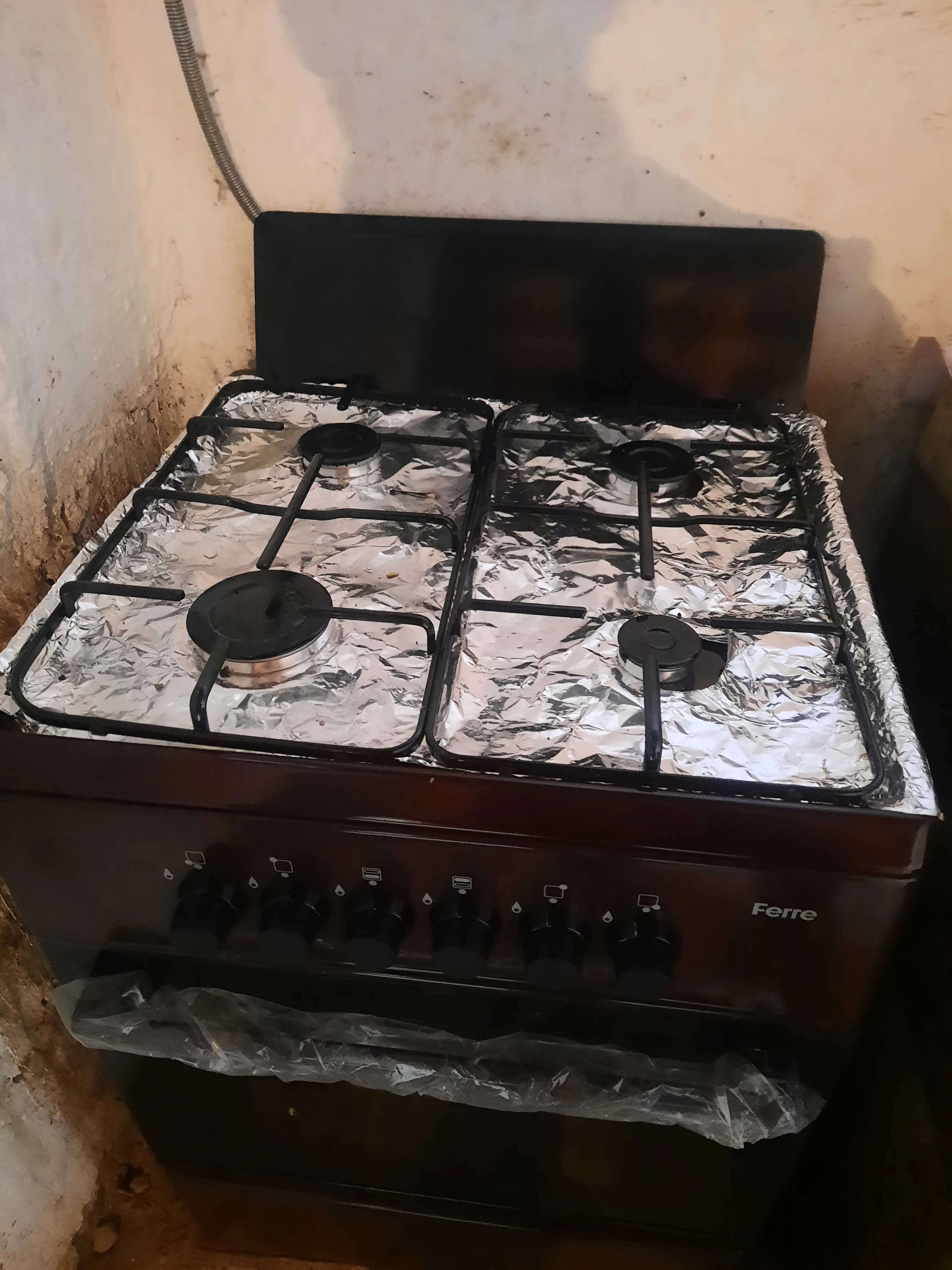 Gaz plitasi Ferre 57l, 4 gaz gorelka, temir panjara, katta hajmli duxovka