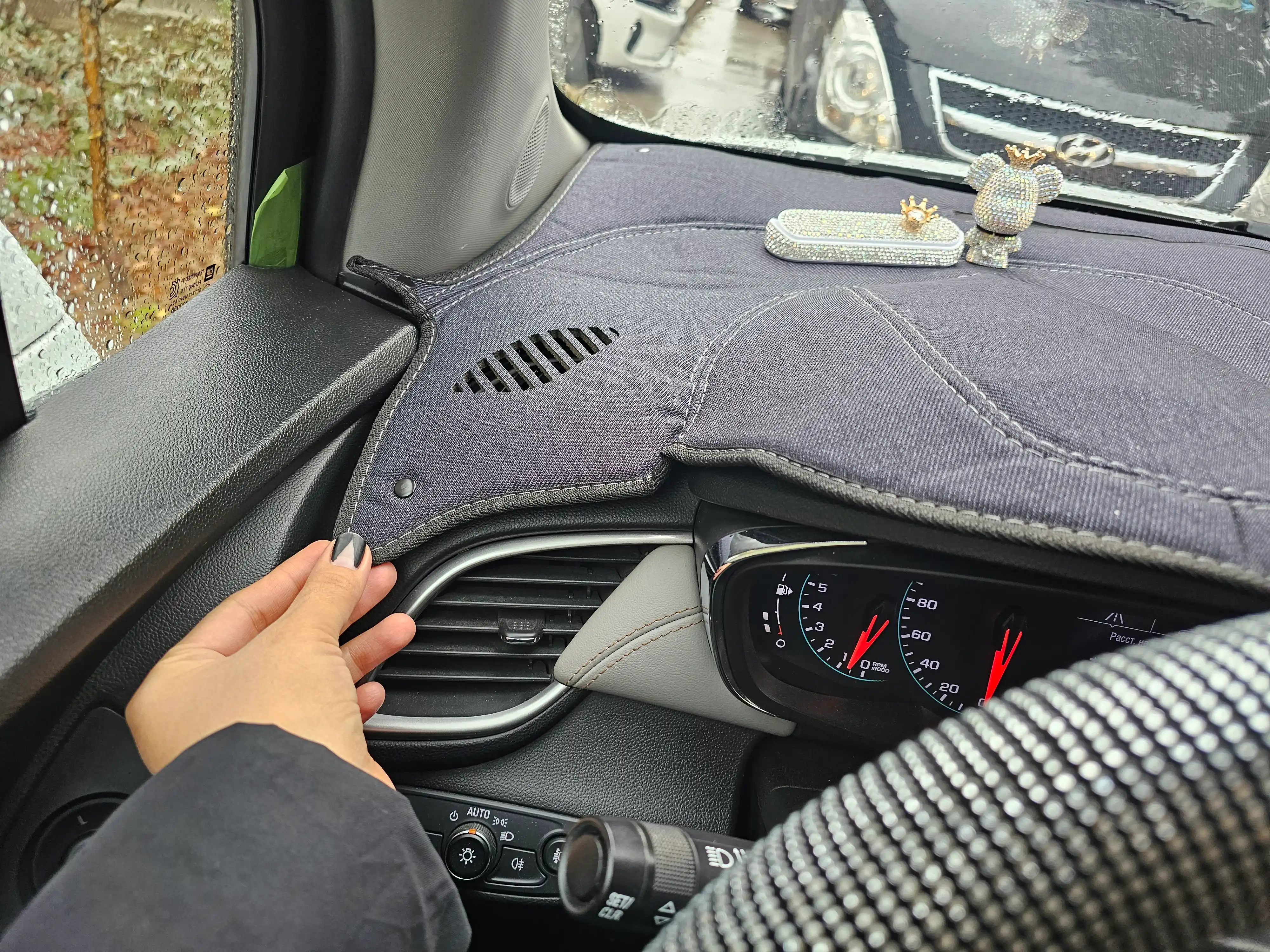 Материал ковриков для автомобильной торпеды от Jensen