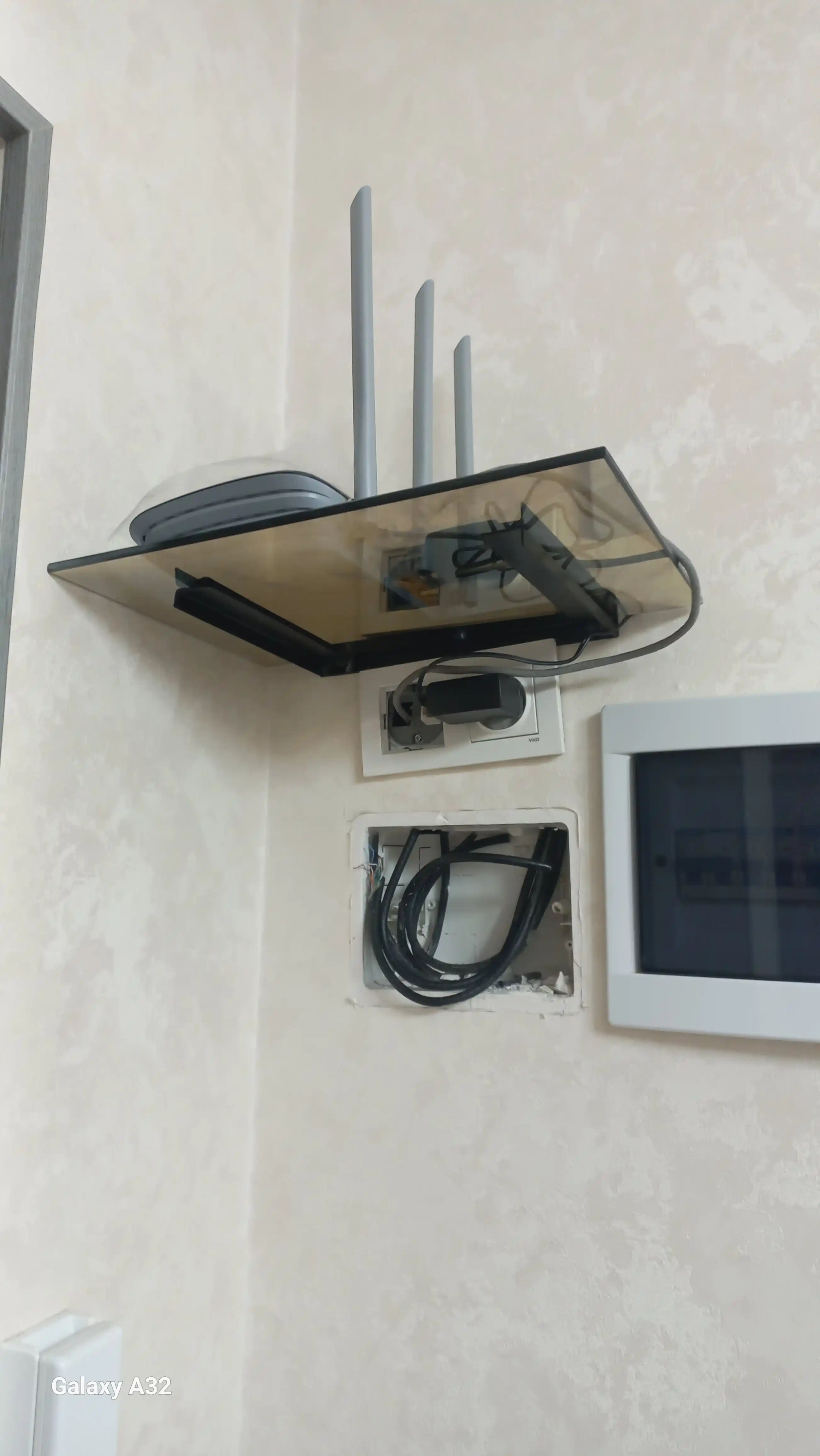 Shisha devor tokchasi, televizor va router uchun taglik