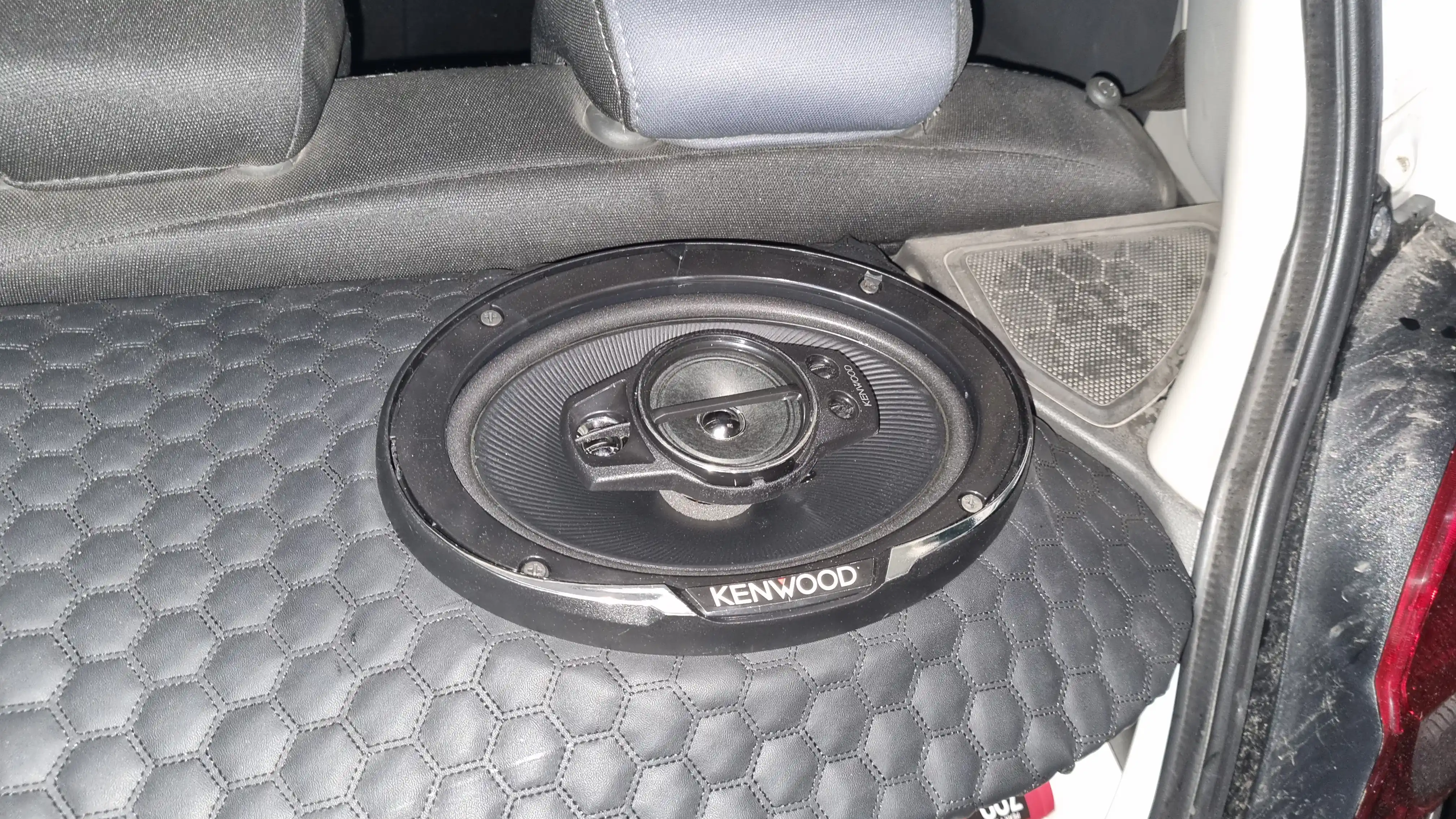 Kenwood 700 Вт 2 универсальные колонки  с басами и сочным звуком, усилитель не требуется